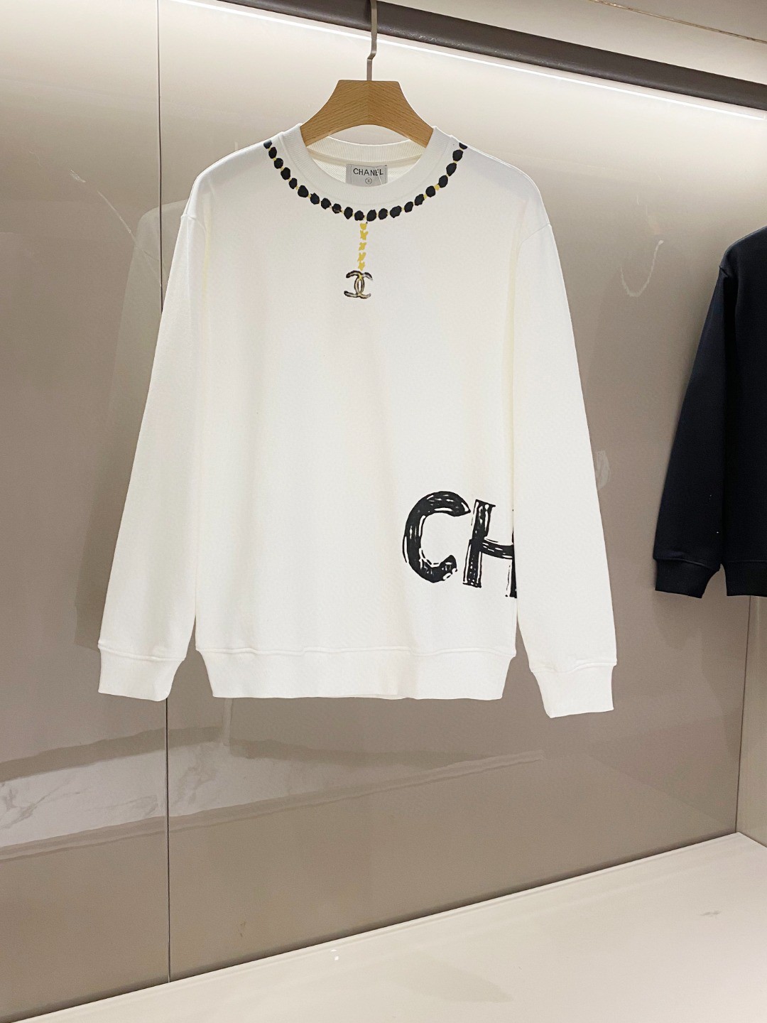 Picture [2]-P560 💰Spice Home Trading Company Channel Goods.2025 Principios de primavera Ch*nel Chanel Double C Printed Co-ed Crew Neck Pullover SweatshirtLa clásica Double C tiene un glamour soberbio y una gran energía para llevarla puesta. El tejido de punto microdenso garantiza una forma y un carácter a medida. El tejido es ligero, cálido y transpirable, con un tacto fino, liso y suave. Textura de algodón italiano importado de fibra larga, caída suave y delicada. Se puede llevar sin restricciones, el sencillo estampado del logotipo es una obra maestra, redondeado y lleno de moda y lujo, la textura es perfecta. La textura desigual y líneas suaves de la interpretación perfecta de la última "abuela" glamour de la moda. Color: Blanco Negro Talla: S-XL Código S: anchura de hombros 48cm-pecho 116cm-longitud 69cm-longitud de mangas 60cm Código M: anchura de hombros 49cm-pecho 120cm-longitud 70cm-longitud de mangas 61cm Código LL: anchura de hombros 50cm-pecho 124cm-longitud 72cm-longitud de mangas 63cm Código XL: anchura de hombros 51cm-pecho 128cm-longitud 74cm-longitud de mangas 65cm Código XL: anchura de hombros 51cm-pecho 128cm-longitud 74cm-longitud de mangas 63cm Código XL: anchura de hombros 51cm-pecho 128cm-longitud 74cm-longitud de mangas 63cm 74cm-largo de la manga 65cm-largo réplica bolsos