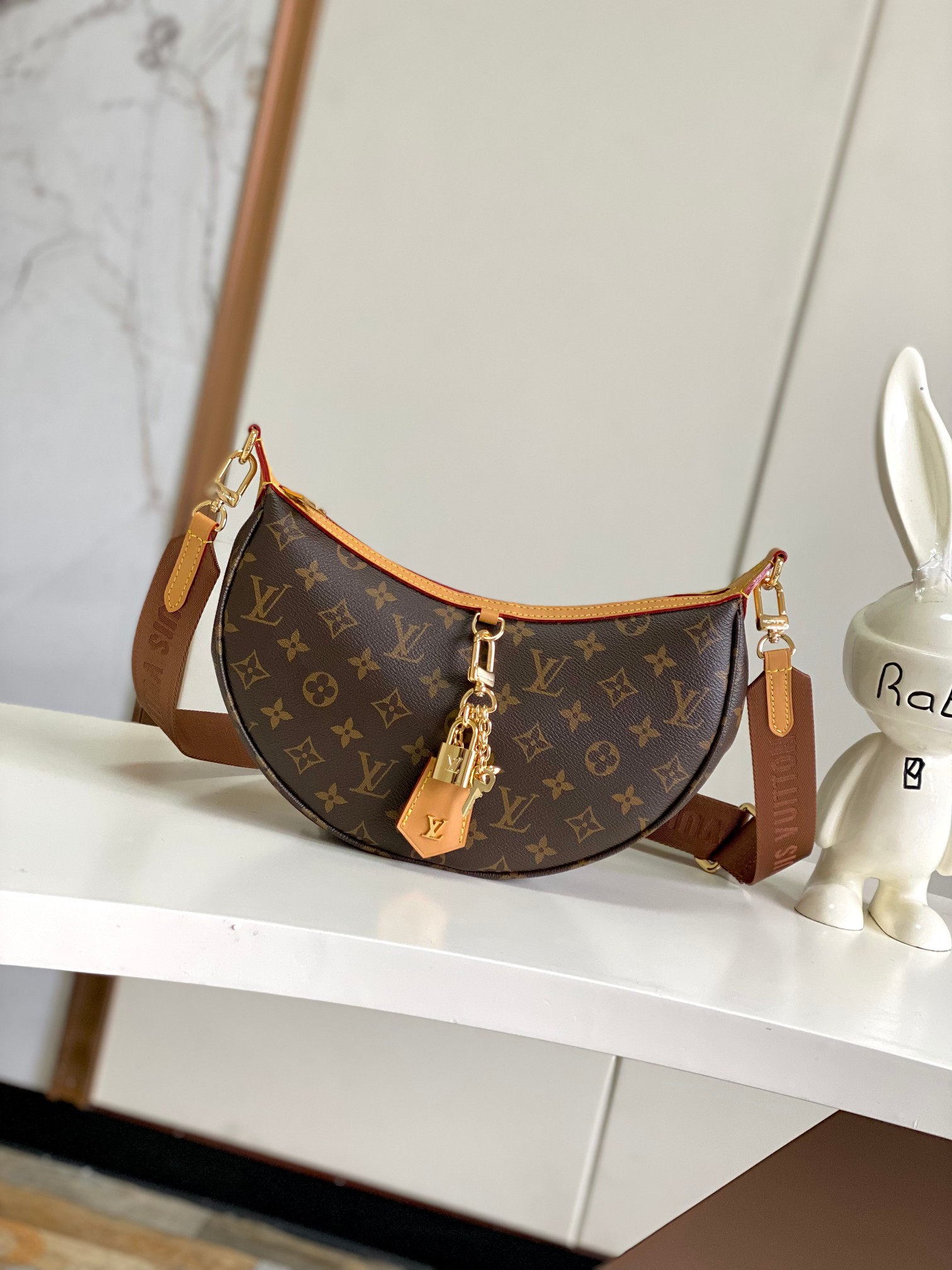 P960 M12939 loop hobo 手袋monogram涂层帆布和monogram reverse涂层帆布以皮革包角定格潮流半月形轮廓均可拆卸的手柄和可调节肩带实现多种背携方式
尺寸:22x9x33 厘米(高x宽x长度)-高仿包包