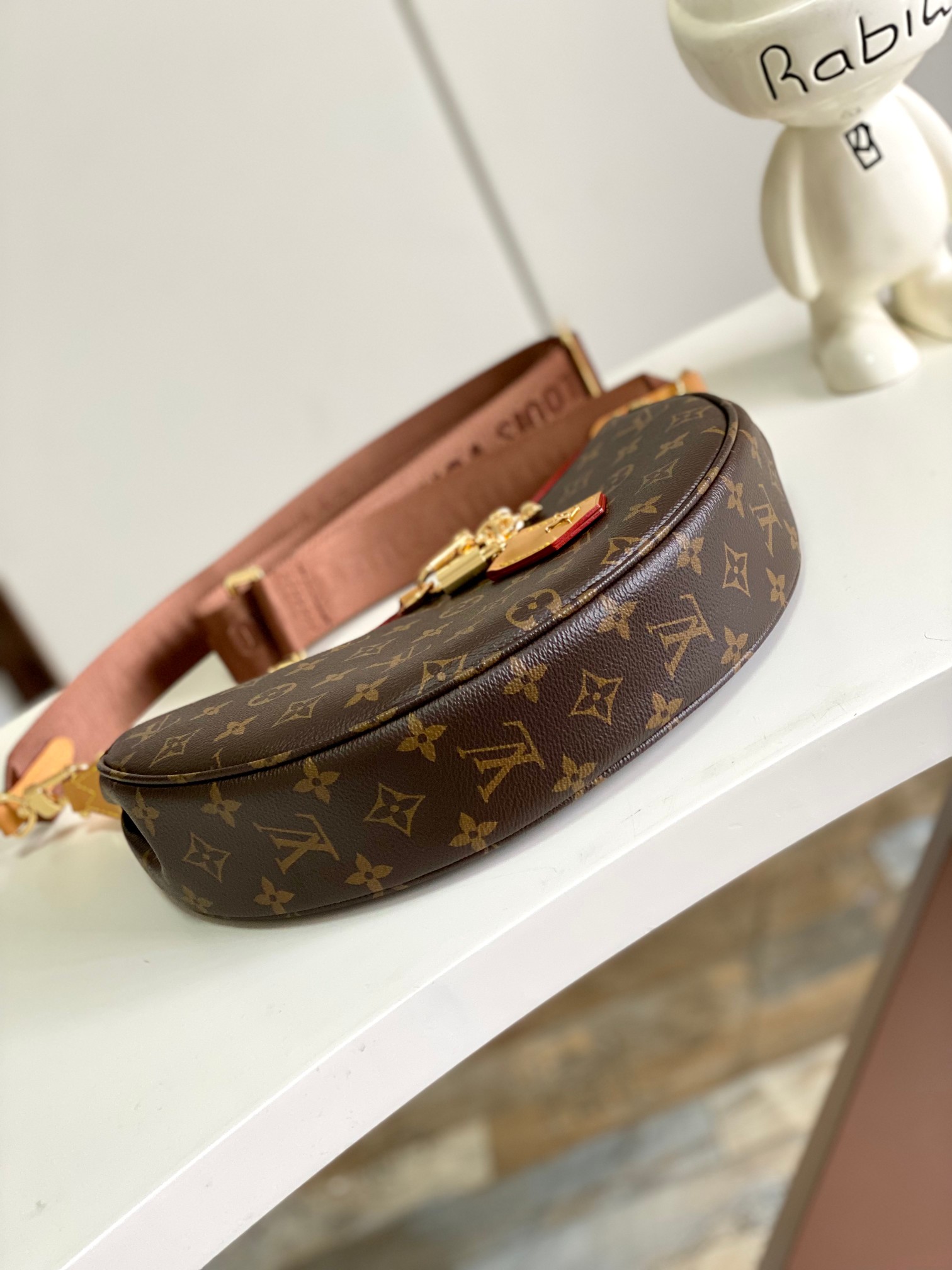 图片[3]-P960 M12939 loop hobo 手袋monogram涂层帆布和monogram reverse涂层帆布以皮革包角定格潮流半月形轮廓均可拆卸的手柄和可调节肩带实现多种背携方式
尺寸:22x9x33 厘米(高x宽x长度)-高仿包包