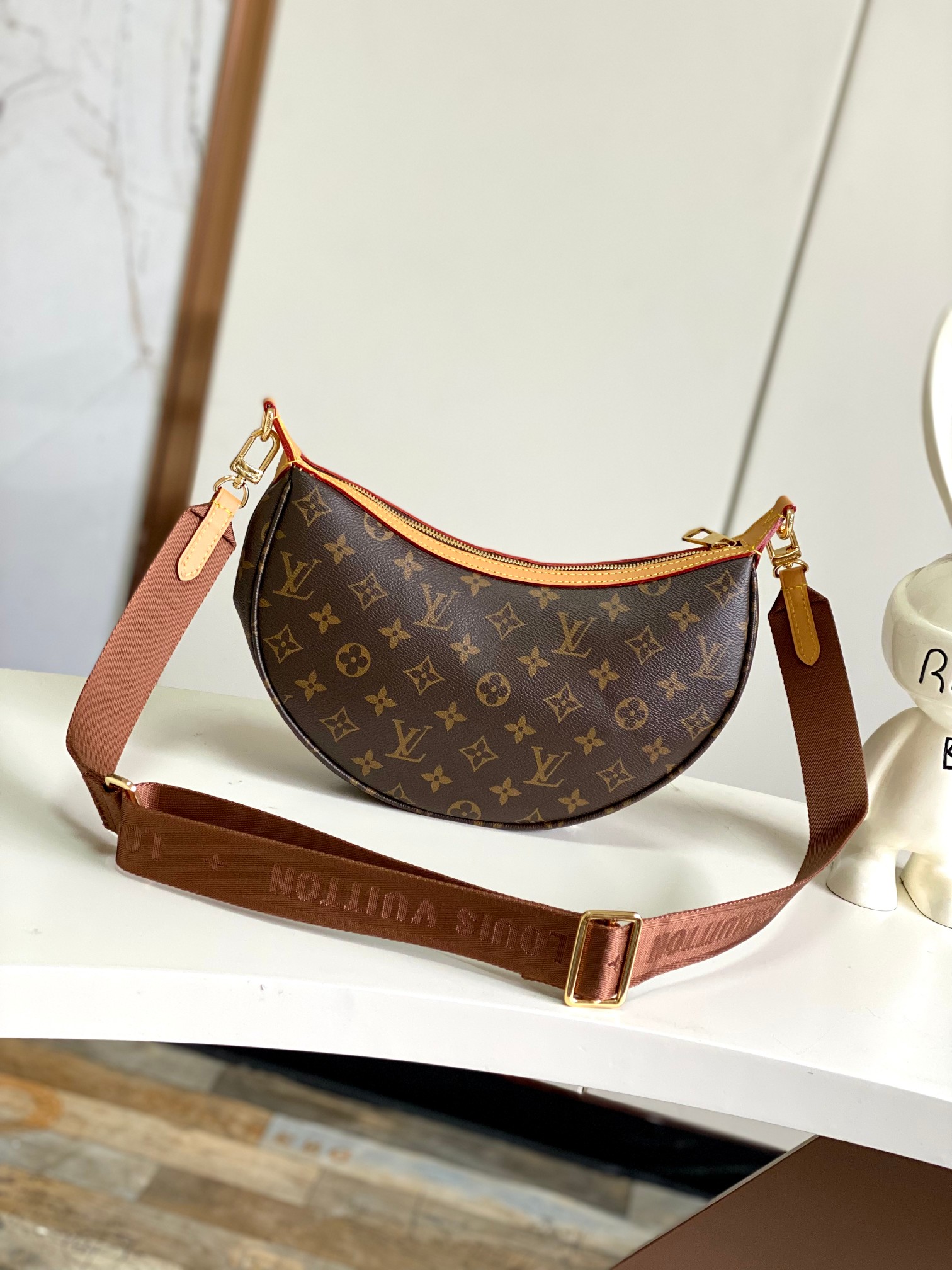 图片[4]-P960 M12939 loop hobo 手袋monogram涂层帆布和monogram reverse涂层帆布以皮革包角定格潮流半月形轮廓均可拆卸的手柄和可调节肩带实现多种背携方式
尺寸:22x9x33 厘米(高x宽x长度)-高仿包包