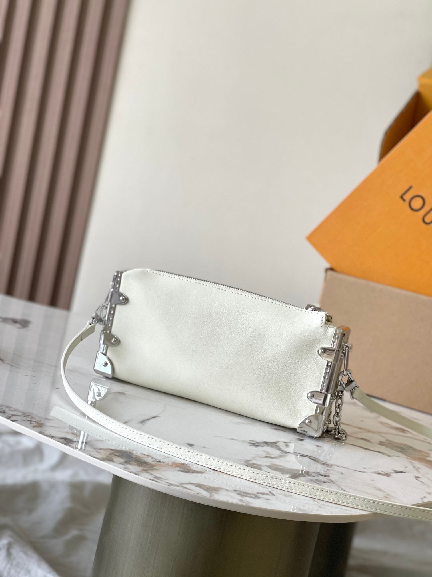 p2020 This Slim Trunk handbag draws inspiration from Louis Vuitton's traditional hard case Model: M12560 white Material: A-grade all-steel hardware imported original fabric Packaging: a full set of the original duty-free M Bobberly package Size: 23 * 12 * 4CM-High Faux Factory