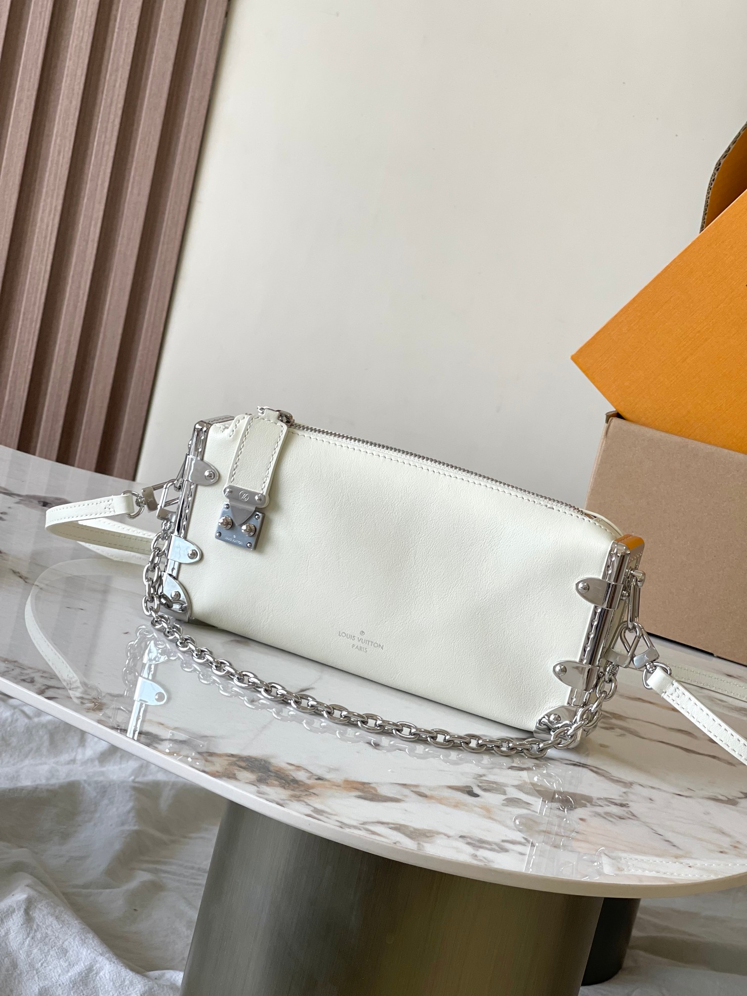 p2020 This Slim Trunk handbag draws inspiration from Louis Vuitton's traditional hard case Model: M12560 white Material: A-grade all-steel hardware imported original fabric Packaging: a full set of the original duty-free M Bobberly package Size: 23 * 12 * 4CM-High Faux Factory