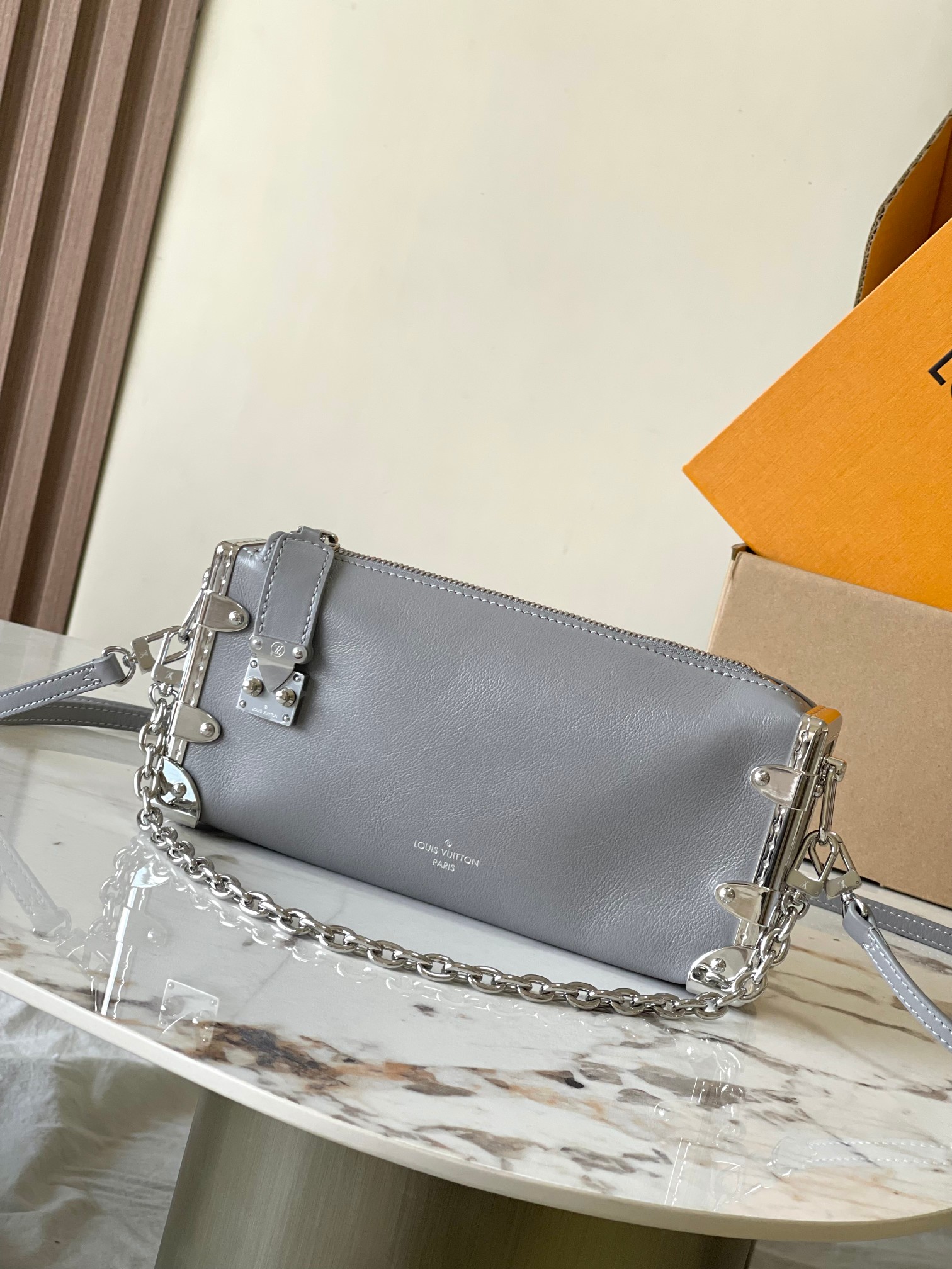 p2020 This Slim Trunk handbag draws inspiration from Louis Vuitton's traditional hard case Model: M12596 Gray Material: A-grade all-steel hardware imported original fabric Packaging: a full set of the original duty-free M Bobberly loaded Size: 23 * 12 * 4CM - high imitation factories