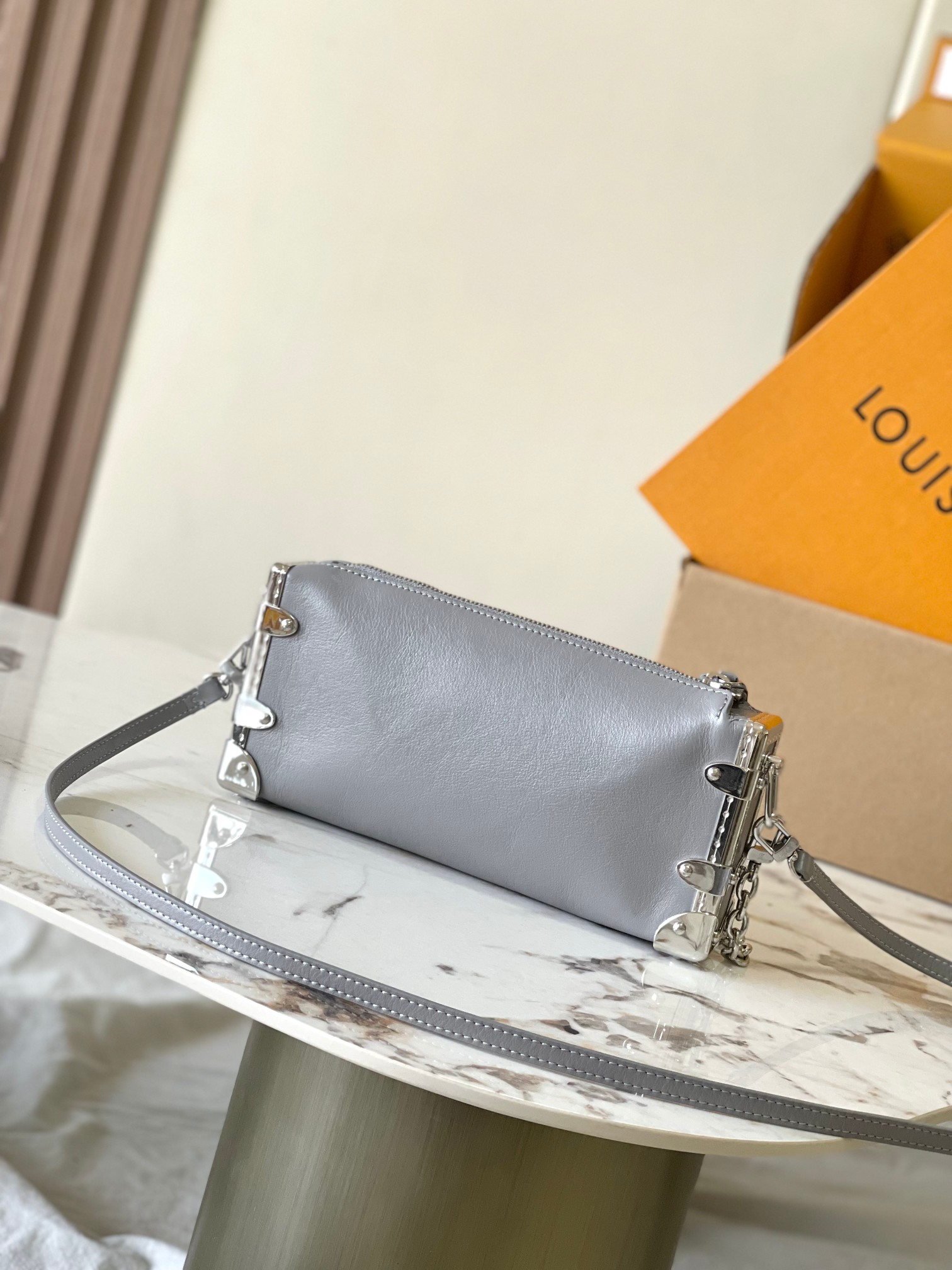 p2020 This Slim Trunk handbag draws inspiration from Louis Vuitton's traditional hard case Model: M12596 Gray Material: A-grade all-steel hardware imported original fabric Packaging: a full set of the original duty-free M Bobberly loaded Size: 23 * 12 * 4CM - high imitation factories