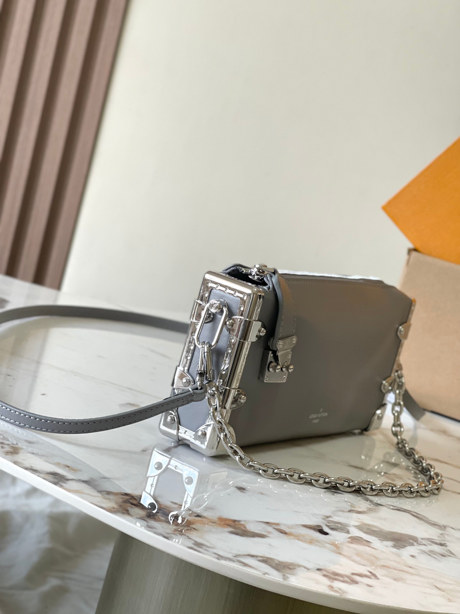 p2020 This Slim Trunk handbag draws inspiration from Louis Vuitton's traditional hard case Model: M12596 Gray Material: A-grade all-steel hardware imported original fabric Packaging: a full set of the original duty-free M Bobberly loaded Size: 23 * 12 * 4CM - high imitation factories