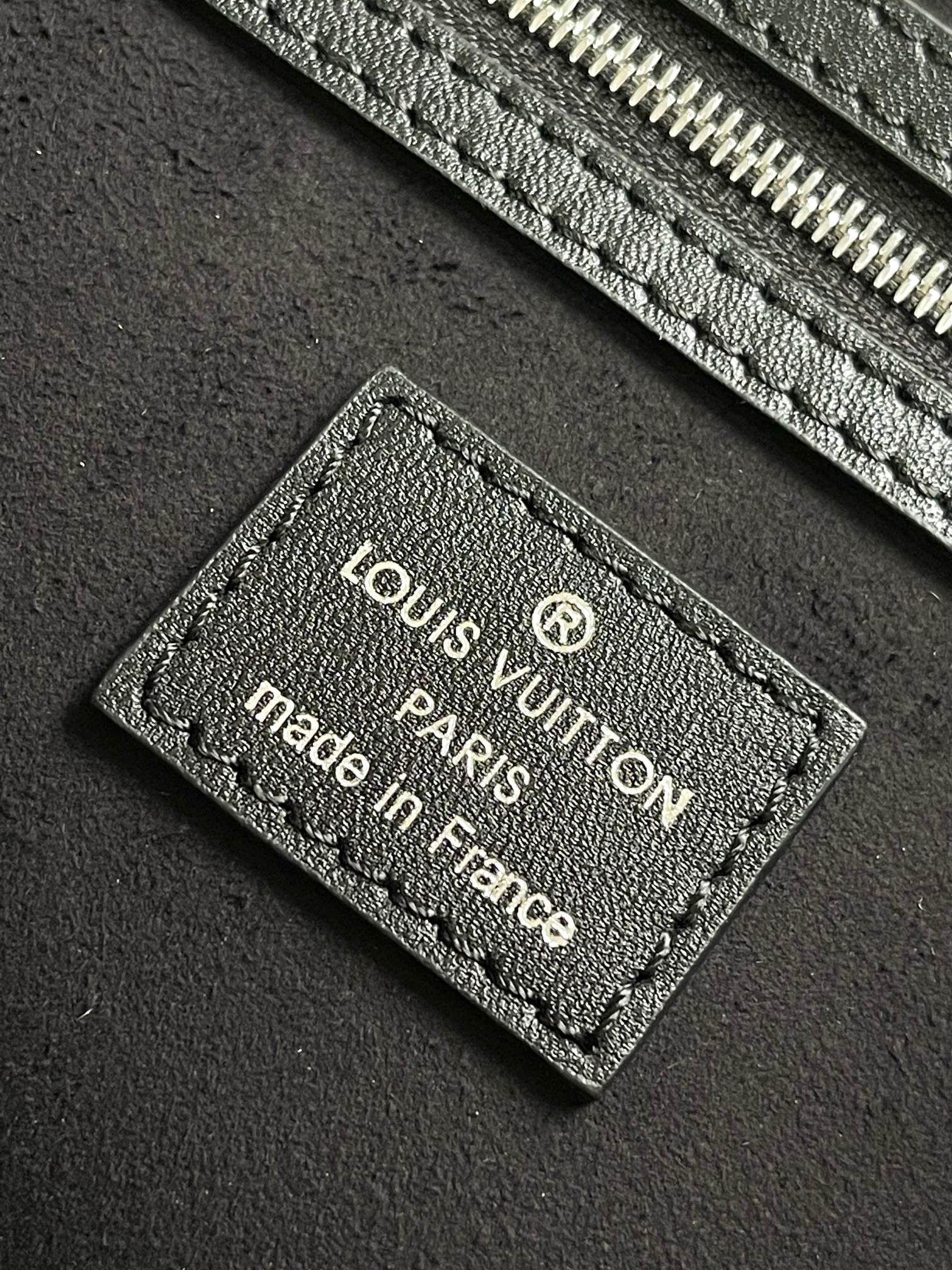 P1400 ✨Louis Vuitton Bolso METIS M13986 Negro Inteligente y refinado, el Métis en lona Monclerogram cumple sus promesas con una actitud de autoimportancia. El Métis es un bolso de mano que hace hincapié en las líneas y las siluetas. Ofrece la versatilidad necesaria para un bolso de mano moderno, pero también mantiene la elegancia y el glamour tradicionales de la herencia de Louis Vuitton. Dos correas desmontables permiten llevar el bolso en la mano, en la palma de la mano o sobre el hombro. 48x36x12cm-Fábrica de alta costura