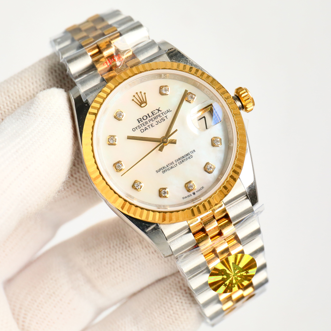 劳力士ROLEX 金色日志系列36mm 🎮EA1 最新推出定制版一表一码热门款式直径36mm日志 
①:搭载2824机芯 可回调日历功能机芯及其稳定精准
②:整表904L精钢 /搭配ar厂钢带 以及ip真空电镀铂金牙圈 /掉色免费更换狗牙圈唯一对版尺寸！
③:表盘太阳纹无限接近原装 铽别是绿色！薄荷绿颜色对版！
④:全市场唯一日历字体对版 后续1-31号挨个字体真假对比 🎮
⑤:唯一做到指针夜光/字钉夜光 做到同色 因为都是第三方工厂加工+自购瑞士 c1+c3夜光粉 
⑥:字钉/皇冠唛头钉 全白金电镀处理
⑦:最品质保证请认准3A最新日志款式定制一表一码腕表编码5L27K422腕表⌚️认准最新表扣编码为“F6U”clean最新后盖图案标签！最高性价比款式热门款式
虽然3A厂的款式不多 但是几乎款款均为精品 彻底解决世面上的大部分日志痛点只为极致而生 🎮S1精致推荐女士机械腕表-高仿包包