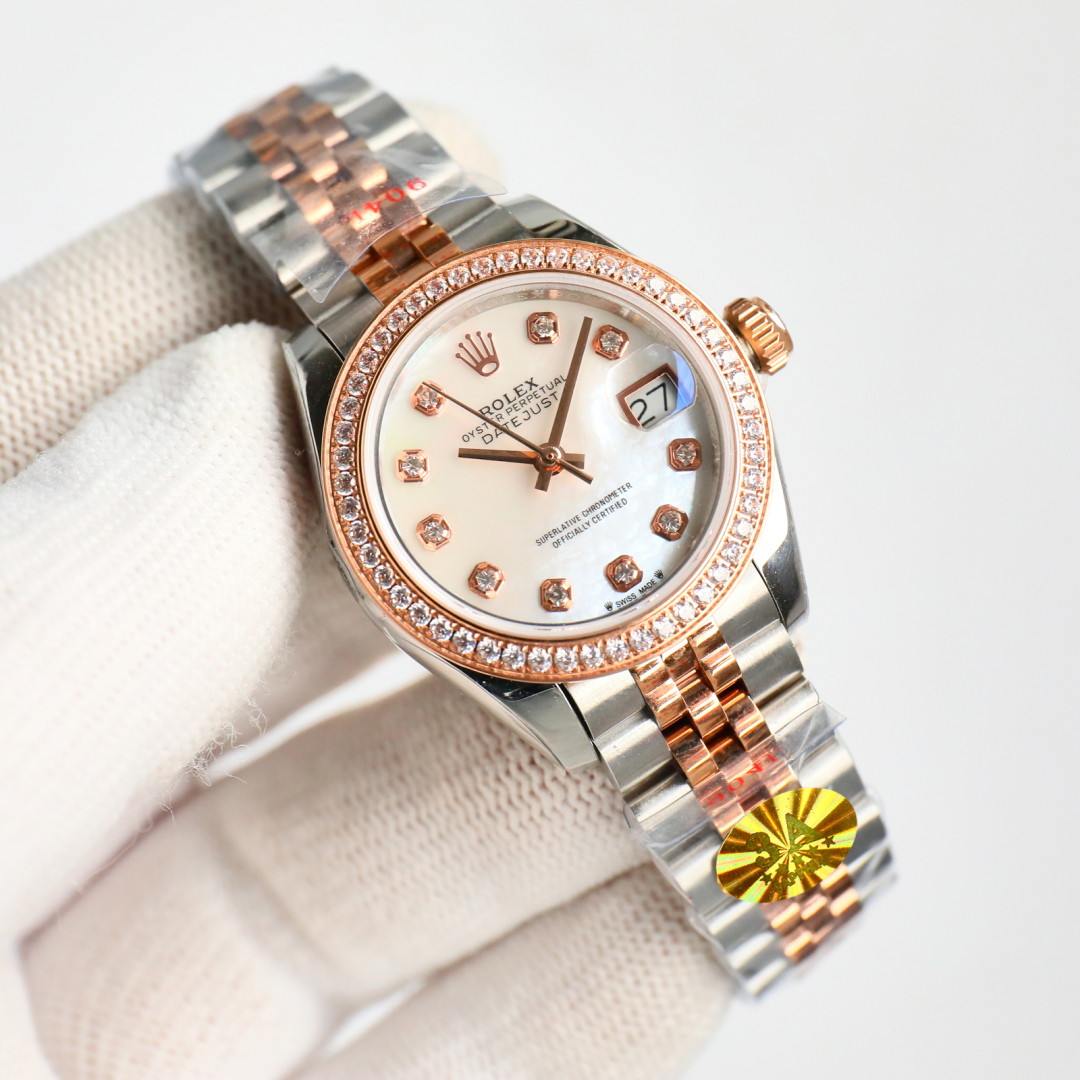 Rolex ROLEX Silver Women's Logbook 28MM Logbook watch! 🎮EA1 1⃣️The diâmetro da caixa permanece o mesmo que o original 28MM usando aço inoxidável 904L para forjar uma caixa de relógio de aço inoxidável durável! 2⃣️With o movimento original do relógio mecânico automático importado para que mais deusas múltiplas escolhas de desempenho seja extremamente estável, sua estrutura geométrica resistente a choques para que o movimento em qualquer posição possa ser mantido em uma operação regular 3 ⃣️The tampa traseira triangular com uma ferramenta especial do A coroa de enrolamento é firmemente aparafusada à caixa por um sistema de dupla impermeabilização com fechos duplos de bloqueio, o que a torna ainda mais impermeável 4⃣️The A exibição da data é ampliada por uma lente convexa com uma pequena janela às 3 horas, o que facilita a leitura da data. A caixa Oyster impermeável do modelo de cronógrafo para senhora oferece a melhor proteção ao movimento de alta precisão. 5⃣️The A pulseira de relógio 904L e o novo "duplo cabeçalho" por baixo da luneta. A ligação "double-grain" (compatível com o original) é uma fivela de coroa desdobrável oculta que se abre com um logótipo articulado da coroa Rolex 6⃣️Bundled com uma ferramenta especial para retirar o relógio + um estojo especial 3A para guardar o relógio! Modelo de boutique de relógios femininos Rolex Bem-vindo à sua degustação! 🎮S1 requintado recomendado relógios de pulso mecânicos das mulheres - fábrica de alta imitação