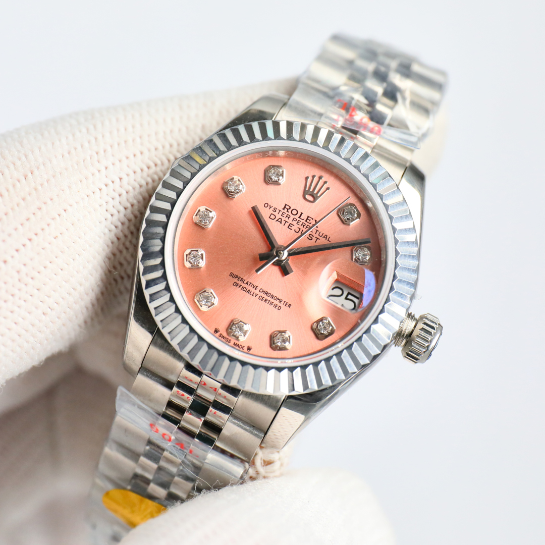 Rolex ROLEX Diamond Ladies Logbook 28MM Logbook watch ! 🎮EA1 1⃣️The diamètre du boîtier reste le même que l'original 28MM en utilisant 904L acier inoxydable pour forger un boîtier de montre en acier inoxydable durable ! 2⃣️With le mouvement de montre mécanique importé original automatique permet plus de déesses à de multiples choix de performance est extrêmement stable, sa structure géométrique résistant aux chocs, de sorte que le mouvement dans n'importe quelle position peut être maintenue dans un fonctionnement régulier 3⃣️The triangulaire piqué couvercle arrière avec un outil spécial de la couronne de remontoir. La couronne de remontoir est solidement vissée au boîtier par un double système d'étanchéité avec double fermoir de verrouillage, ce qui le rend encore plus étanche. 4⃣️The L'affichage de la date est agrandi par une lentille convexe avec une petite fenêtre à 3 heures, ce qui facilite la lecture de la date. Le boîtier Oyster étanche du modèle chronographe pour dames offre la meilleure protection au mouvement de haute précision. 5⃣️The tout nouveau "double-header" sous le bracelet et la lunette de la montre en 904L. La connexion "double grain" (compatible avec l'original) est une boucle déployante dissimulée qui s'ouvre avec un logo de couronne Rolex articulé 6⃣️Bonus : un outil spécial de démontage de montre + une pochette de rangement de montre 3A ! Modèle de boutique de montres Rolex pour femmes Bienvenue dans votre dégustation ! 🎮S1 exquis recommandé montres-bracelets mécaniques pour femmes - haute imitation usine.