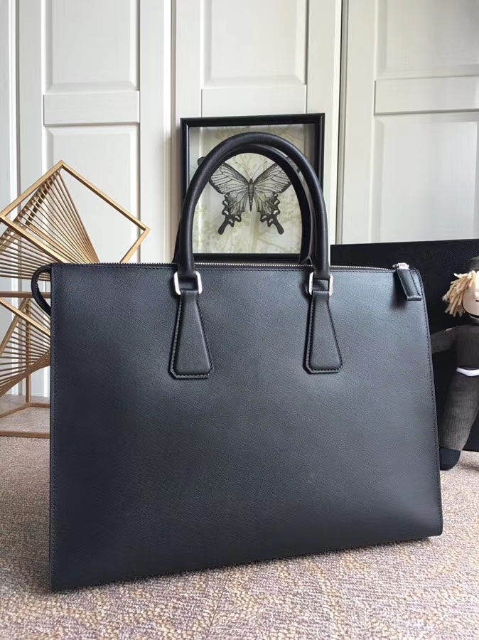 P900 P family exudes men's bag 2VG030V triangular black buy original plate developed without any difference 2020 the most models of men's bags using imported cross grain cowhide 175 generation of code length 38x height 29x bottom 6cm