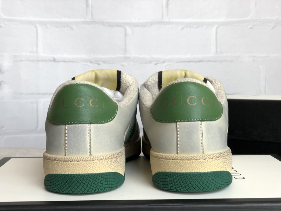 Modelos de casal 👫GUCCI Gucci nostálgico retro sapatos casuais sujosSapatos sujos esta tendência pode ser dito para ser mais e mais raspar o design de sapatos de placa retro fogo nunca vai sair de moda tridimensional cheio de textura é realmente sentir super bom este Gucci colocar na minha frente quando eu tenho que dizer um realmente perfumado!Este treinador decorado com tiras laterais e corpo de sapatos com o logotipo retro da Gucci após o tratamento para apresentar o efeito retro do antigo mostrando o estilo esportivo da moda A parte superior é o uso do antigo efeito de couro de vaca escovado importado e o material de nylon especial original cheio de respiração retro O forro é o pé de amortecimento de pele de carneiro e o veludo turco ultramacio será cada vez mais através do efeito absorvente de suor mais confortável do grande inverno de primeira classe para usá-lo é ultra-quente sola exterior é a sola exterior do logotipo de borracha antiderrapante resistente ao desgaste com original Código da caixa Secção feminina 35-36-37-38-39 Secção masculina 39-40-41-42-43-44 calçado standard em pele tamanho P720