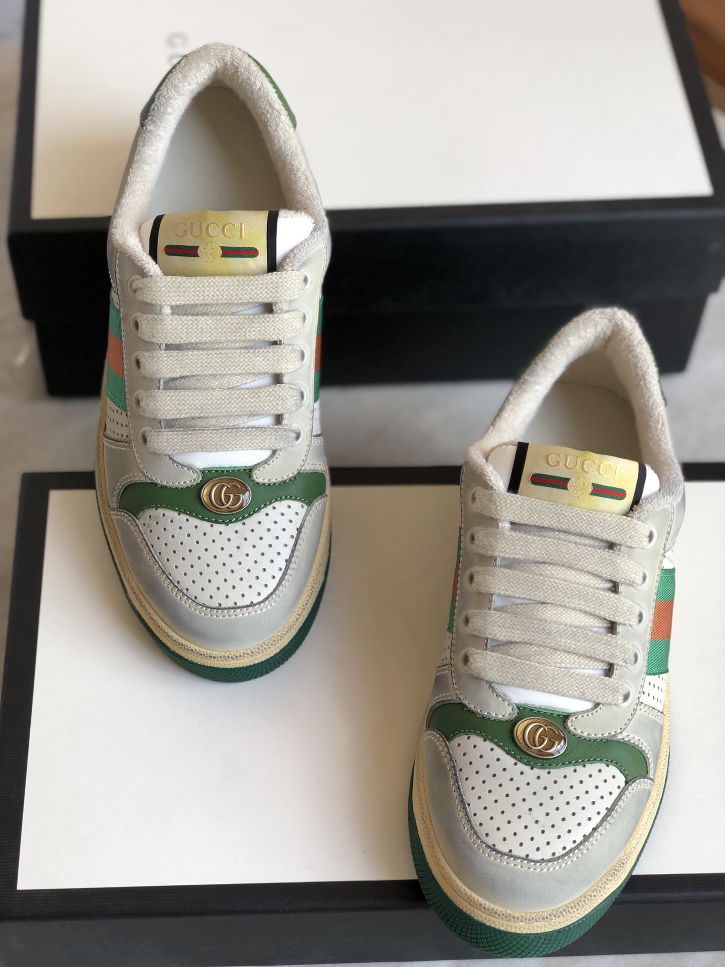 Modelos de casal 👫GUCCI Gucci nostálgico retro sapatos casuais sujosSapatos sujos esta tendência pode ser dito para ser mais e mais raspar o design de sapatos de placa retro fogo nunca vai sair de moda tridimensional cheio de textura é realmente sentir super bom este Gucci colocar na minha frente quando eu tenho que dizer um realmente perfumado!Este treinador decorado com tiras laterais e corpo de sapatos com o logotipo retro da Gucci após o tratamento para apresentar o efeito retro do antigo mostrando o estilo esportivo da moda A parte superior é o uso do antigo efeito de couro de vaca escovado importado e o material de nylon especial original cheio de respiração retro O forro é o pé de amortecimento de pele de carneiro e o veludo turco ultramacio será cada vez mais através do efeito absorvente de suor mais confortável do grande inverno de primeira classe para usá-lo é ultra-quente sola exterior é a sola exterior do logotipo de borracha antiderrapante resistente ao desgaste com original Código da caixa Secção feminina 35-36-37-38-39 Secção masculina 39-40-41-42-43-44 calçado standard em pele tamanho P720