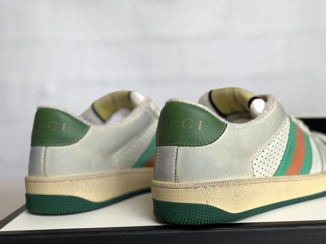 Modelos de casal 👫GUCCI Gucci nostálgico retro sapatos casuais sujosSapatos sujos esta tendência pode ser dito para ser mais e mais raspar o design de sapatos de placa retro fogo nunca vai sair de moda tridimensional cheio de textura é realmente sentir super bom este Gucci colocar na minha frente quando eu tenho que dizer um realmente perfumado!Este treinador decorado com tiras laterais e corpo de sapatos com o logotipo retro da Gucci após o tratamento para apresentar o efeito retro do antigo mostrando o estilo esportivo da moda A parte superior é o uso do antigo efeito de couro de vaca escovado importado e o material de nylon especial original cheio de respiração retro O forro é o pé de amortecimento de pele de carneiro e o veludo turco ultramacio será cada vez mais através do efeito absorvente de suor mais confortável do grande inverno de primeira classe para usá-lo é ultra-quente sola exterior é a sola exterior do logotipo de borracha antiderrapante resistente ao desgaste com original Código da caixa Secção feminina 35-36-37-38-39 Secção masculina 39-40-41-42-43-44 calçado standard em pele tamanho P720