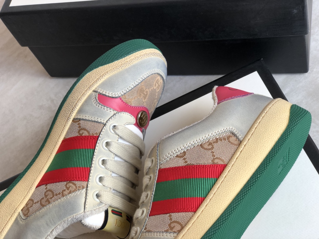 GUCCI Nostalgic Retro Casual Dirty ShoesChaussures sales cette tendance peut être dit à être de plus en plus gratter le feu rétro plaque chaussures design ne sera jamais sortir de la mode tridimensionnelle pleine de texture vraiment se sentir super bon ce Gucci mis en face de moi quand j'ai eu à dire un vraiment parfumé !Ce formateur est décoré avec bande latérale webbing et Gucci rétro logo chaussures corps après le traitement pour montrer l'effet de rétro ancienne mode style sportif Dessus est l'utilisation de l'ancien effet de cuir de vache brossé importé et le matériau de nylon spécial original pleine d'atmosphère rétro Doublure est mouton pied amorti et velours éponge ultra-doux sera de plus en plus par l'effet plus confortable et absorbant la sueur de la première classe grand hiver à porter il est ultra-chaud semelle extérieure est le logo en caoutchouc semelle extérieure antidérapante résistant à l'usure avec l'original ! Taille de la boîte 35-36-37-38-39 Taille de la chaussure en cuir standard P720