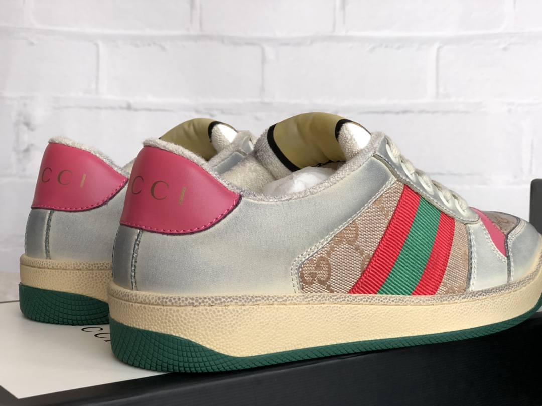 GUCCI Nostalgic Retro Casual Dirty ShoesChaussures sales cette tendance peut être dit à être de plus en plus gratter le feu rétro plaque chaussures design ne sera jamais sortir de la mode tridimensionnelle pleine de texture vraiment se sentir super bon ce Gucci mis en face de moi quand j'ai eu à dire un vraiment parfumé !Ce formateur est décoré avec bande latérale webbing et Gucci rétro logo chaussures corps après le traitement pour montrer l'effet de rétro ancienne mode style sportif Dessus est l'utilisation de l'ancien effet de cuir de vache brossé importé et le matériau de nylon spécial original pleine d'atmosphère rétro Doublure est mouton pied amorti et velours éponge ultra-doux sera de plus en plus par l'effet plus confortable et absorbant la sueur de la première classe grand hiver à porter il est ultra-chaud semelle extérieure est le logo en caoutchouc semelle extérieure antidérapante résistant à l'usure avec l'original ! Taille de la boîte 35-36-37-38-39 Taille de la chaussure en cuir standard P720