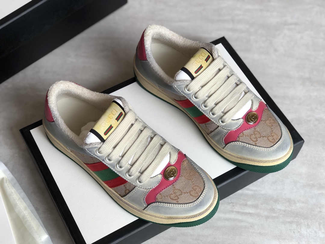 GUCCI Nostalgic Retro Casual Dirty ShoesChaussures sales cette tendance peut être dit à être de plus en plus gratter le feu rétro plaque chaussures design ne sera jamais sortir de la mode tridimensionnelle pleine de texture vraiment se sentir super bon ce Gucci mis en face de moi quand j'ai eu à dire un vraiment parfumé !Ce formateur est décoré avec bande latérale webbing et Gucci rétro logo chaussures corps après le traitement pour montrer l'effet de rétro ancienne mode style sportif Dessus est l'utilisation de l'ancien effet de cuir de vache brossé importé et le matériau de nylon spécial original pleine d'atmosphère rétro Doublure est mouton pied amorti et velours éponge ultra-doux sera de plus en plus par l'effet plus confortable et absorbant la sueur de la première classe grand hiver à porter il est ultra-chaud semelle extérieure est le logo en caoutchouc semelle extérieure antidérapante résistant à l'usure avec l'original ! Taille de la boîte 35-36-37-38-39 Taille de la chaussure en cuir standard P720