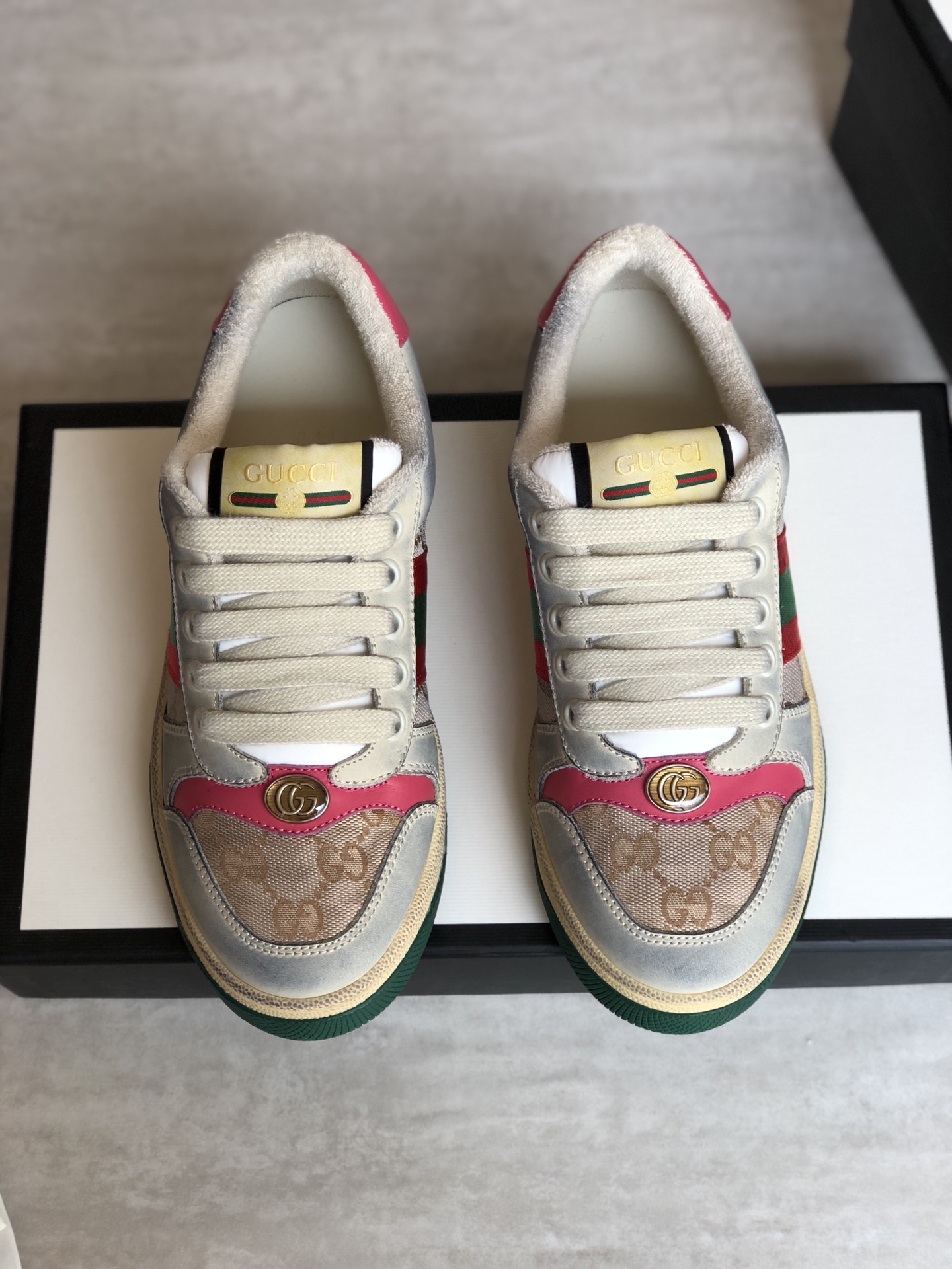 GUCCI Nostalgic Retro Casual Dirty ShoesChaussures sales cette tendance peut être dit à être de plus en plus gratter le feu rétro plaque chaussures design ne sera jamais sortir de la mode tridimensionnelle pleine de texture vraiment se sentir super bon ce Gucci mis en face de moi quand j'ai eu à dire un vraiment parfumé !Ce formateur est décoré avec bande latérale webbing et Gucci rétro logo chaussures corps après le traitement pour montrer l'effet de rétro ancienne mode style sportif Dessus est l'utilisation de l'ancien effet de cuir de vache brossé importé et le matériau de nylon spécial original pleine d'atmosphère rétro Doublure est mouton pied amorti et velours éponge ultra-doux sera de plus en plus par l'effet plus confortable et absorbant la sueur de la première classe grand hiver à porter il est ultra-chaud semelle extérieure est le logo en caoutchouc semelle extérieure antidérapante résistant à l'usure avec l'original ! Taille de la boîte 35-36-37-38-39 Taille de la chaussure en cuir standard P720