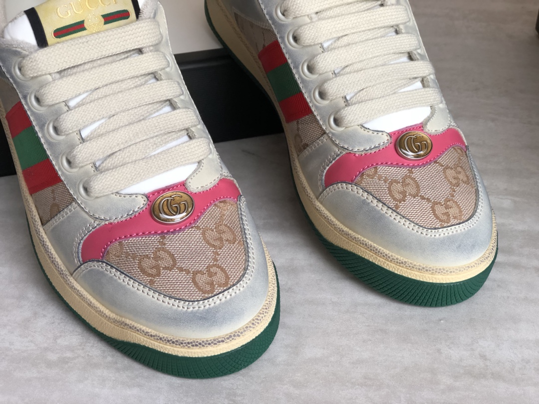 GUCCI Nostalgic Retro Casual Dirty ShoesChaussures sales cette tendance peut être dit à être de plus en plus gratter le feu rétro plaque chaussures design ne sera jamais sortir de la mode tridimensionnelle pleine de texture vraiment se sentir super bon ce Gucci mis en face de moi quand j'ai eu à dire un vraiment parfumé !Ce formateur est décoré avec bande latérale webbing et Gucci rétro logo chaussures corps après le traitement pour montrer l'effet de rétro ancienne mode style sportif Dessus est l'utilisation de l'ancien effet de cuir de vache brossé importé et le matériau de nylon spécial original pleine d'atmosphère rétro Doublure est mouton pied amorti et velours éponge ultra-doux sera de plus en plus par l'effet plus confortable et absorbant la sueur de la première classe grand hiver à porter il est ultra-chaud semelle extérieure est le logo en caoutchouc semelle extérieure antidérapante résistant à l'usure avec l'original ! Taille de la boîte 35-36-37-38-39 Taille de la chaussure en cuir standard P720