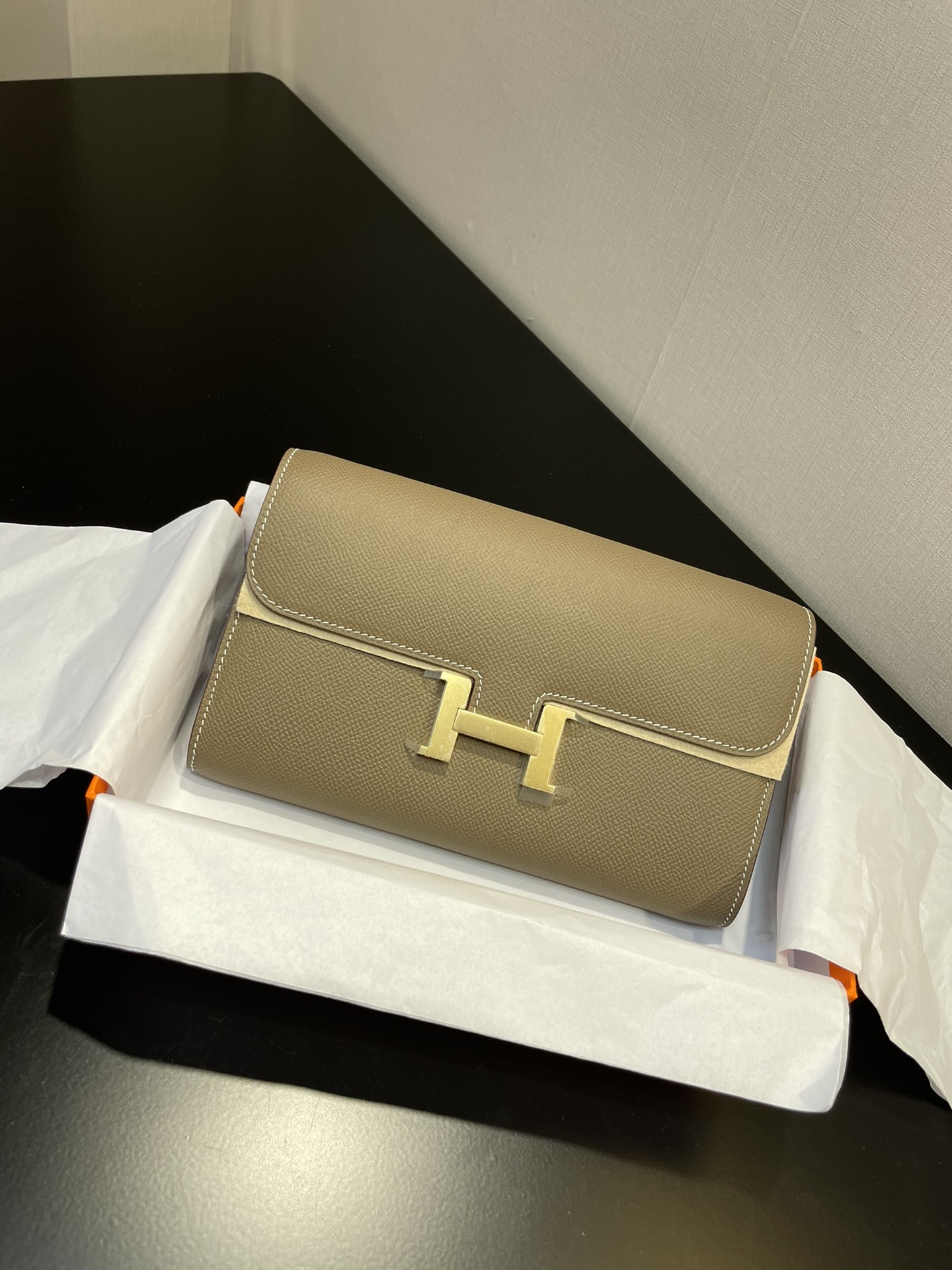 Saco a tiracolo Hermes Constance to go Detalhe Cor elefante cinzento dourado fivela couro epsom (Dimensões: C 20,5 x L 13 x A 2 cm) Hermes 𝙃𝙚𝙧𝙢𝙚