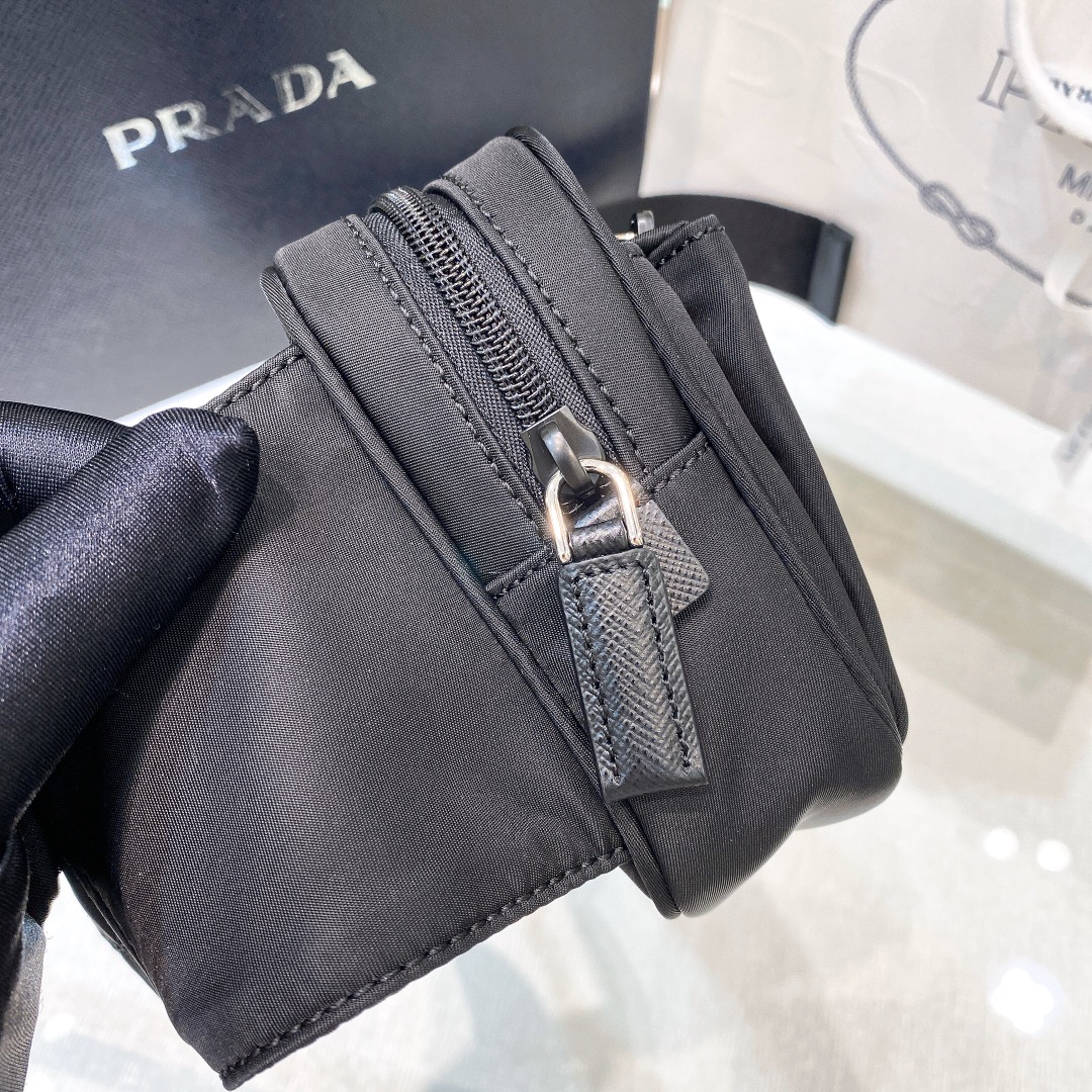 P440 PRADA ファニーパック 7291977輸入品パラシュートナイロン素材ポリッシュ仕上げスティール製金具ナイロン製ライニングシングルコンパートメントバックル付き調節可能なナイロンベルトと同素材のジップクロージャー内側にロゴプレート外側にエナメル加工を施したトライアングルロゴと外側にジップポケット5つクラシックでタイムレスな魅力を放つアイコニックなナイロン製ファニーパックZG12.5cm高さ21cm長さ4.5cm幅4...