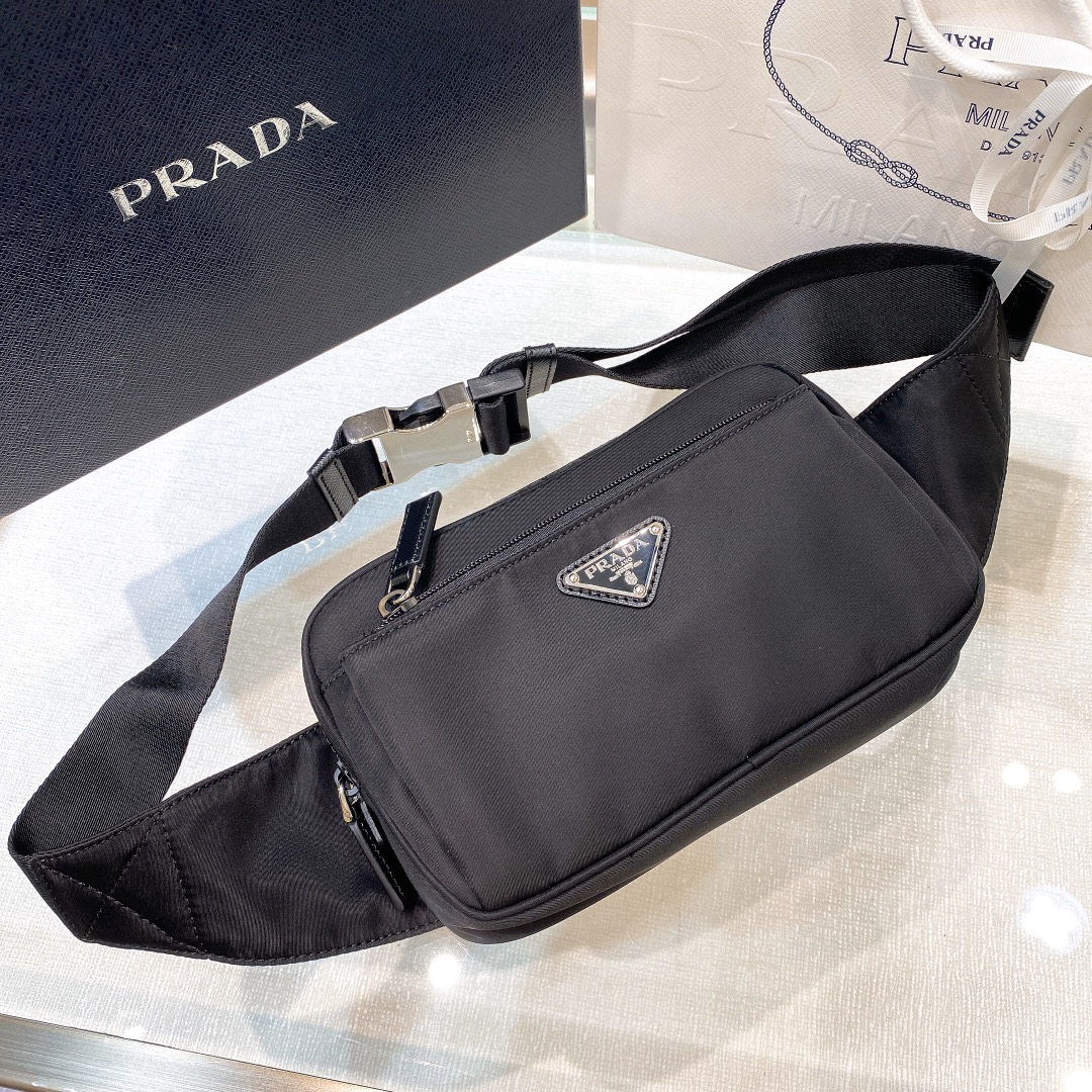 P440 PRADA ファニーパック 7291977輸入品パラシュートナイロン素材ポリッシュ仕上げスティール製金具ナイロン製ライニングシングルコンパートメントバックル付き調節可能なナイロンベルトと同素材のジップクロージャー内側にロゴプレート外側にエナメル加工を施したトライアングルロゴと外側にジップポケット5つクラシックでタイムレスな魅力を放つアイコニックなナイロン製ファニーパックZG12.5cm高さ21cm長さ4.5cm幅4...