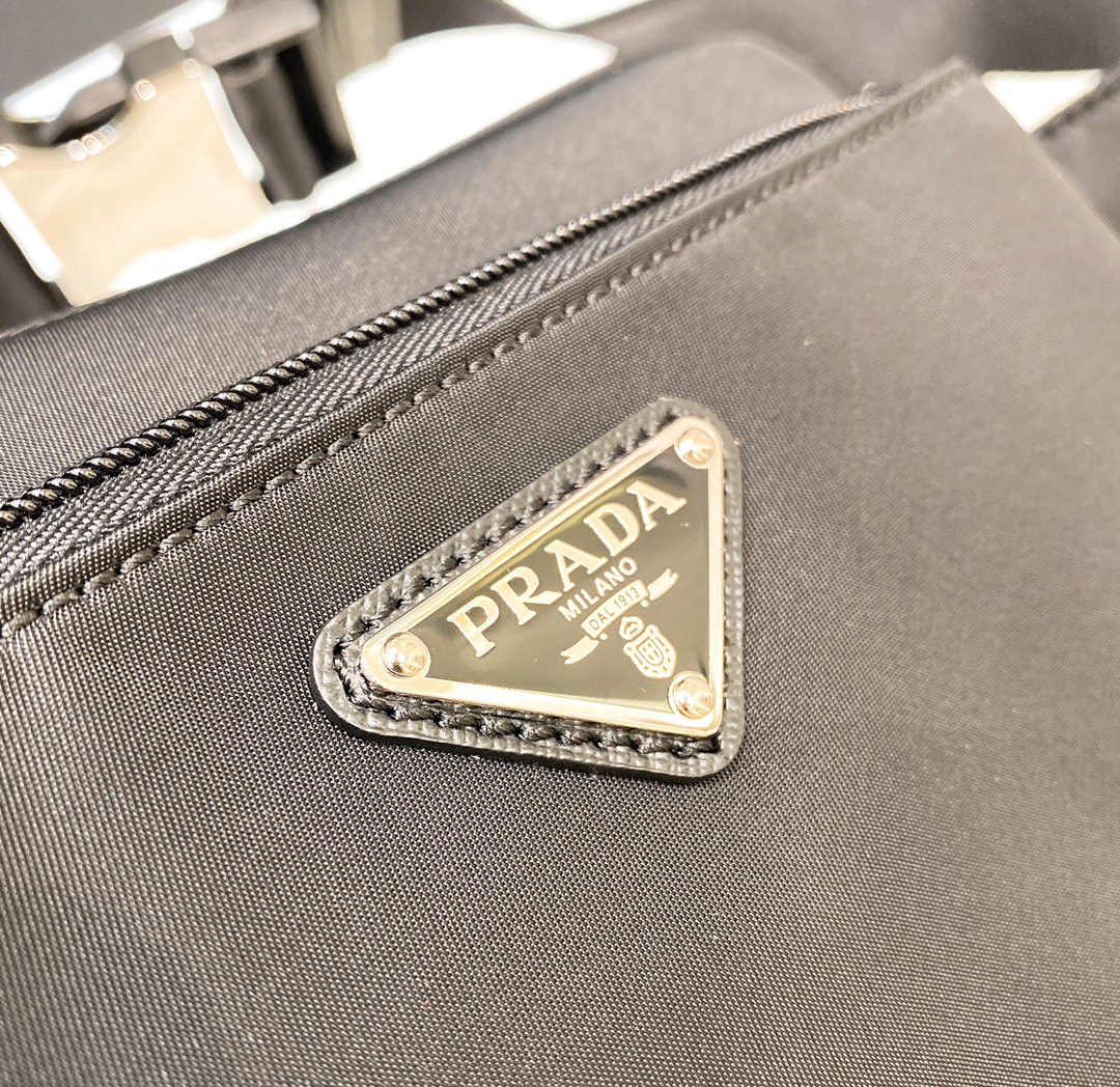 P440 PRADA ファニーパック 7291977輸入品パラシュートナイロン素材ポリッシュ仕上げスティール製金具ナイロン製ライニングシングルコンパートメントバックル付き調節可能なナイロンベルトと同素材のジップクロージャー内側にロゴプレート外側にエナメル加工を施したトライアングルロゴと外側にジップポケット5つクラシックでタイムレスな魅力を放つアイコニックなナイロン製ファニーパックZG12.5cm高さ21cm長さ4.5cm幅4...