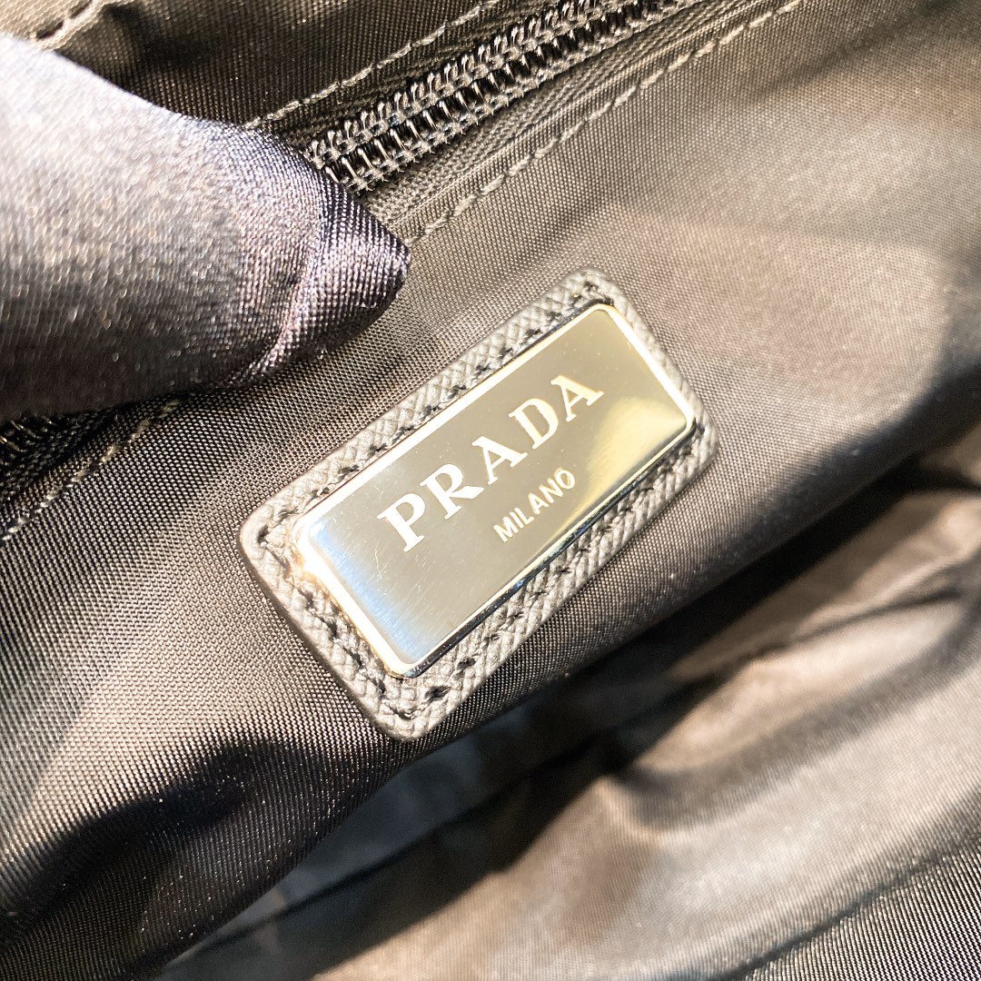 P440 PRADA ファニーパック 7291977輸入品パラシュートナイロン素材ポリッシュ仕上げスティール製金具ナイロン製ライニングシングルコンパートメントバックル付き調節可能なナイロンベルトと同素材のジップクロージャー内側にロゴプレート外側にエナメル加工を施したトライアングルロゴと外側にジップポケット5つクラシックでタイムレスな魅力を放つアイコニックなナイロン製ファニーパックZG12.5cm高さ21cm長さ4.5cm幅4...