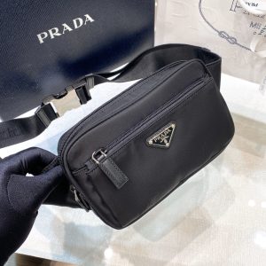 P440 Pochete PRADA 7291977Tecido de nylon paraquedista importadoFerragens em aço polidoForro em nylonCompartimento únicoCinto ajustável em nylon com fivela e fecho de correr a condizerPlaca com logótipo no interiorExterior embelezado com logótipo triangular esmaltado e cinco bolsos exteriores com fecho de correrEstas icónicas pochetes em nylon têm um apelo clássico e intemporalDetalhadas num ajuste perfeito para rivalizar com a ZG12,5cmAltura21cmComprimento4,5cmLargura...