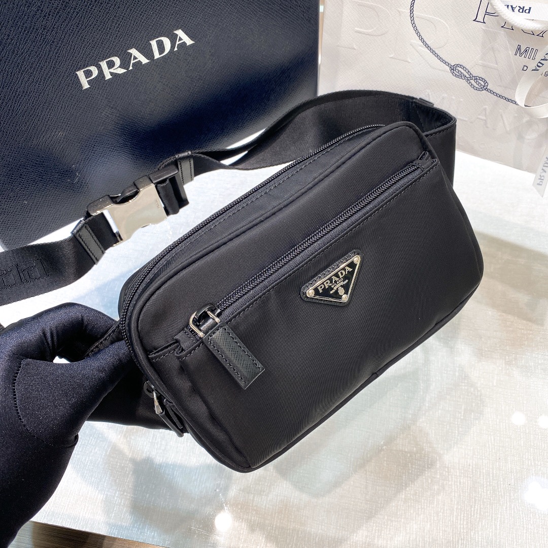 P440 PRADA ファニーパック 7291977輸入品パラシュートナイロン素材ポリッシュ仕上げスティール製金具ナイロン製ライニングシングルコンパートメントバックル付き調節可能なナイロンベルトと同素材のジップクロージャー内側にロゴプレート外側にエナメル加工を施したトライアングルロゴと外側にジップポケット5つクラシックでタイムレスな魅力を放つアイコニックなナイロン製ファニーパックZG12.5cm高さ21cm長さ4.5cm幅4...