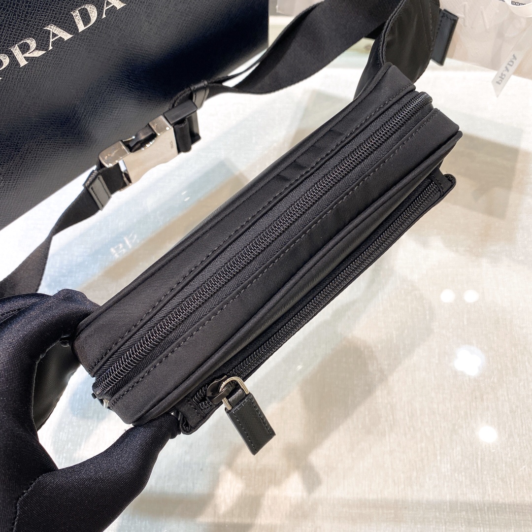 P440 PRADA ファニーパック 7291977輸入品パラシュートナイロン素材ポリッシュ仕上げスティール製金具ナイロン製ライニングシングルコンパートメントバックル付き調節可能なナイロンベルトと同素材のジップクロージャー内側にロゴプレート外側にエナメル加工を施したトライアングルロゴと外側にジップポケット5つクラシックでタイムレスな魅力を放つアイコニックなナイロン製ファニーパックZG12.5cm高さ21cm長さ4.5cm幅4...