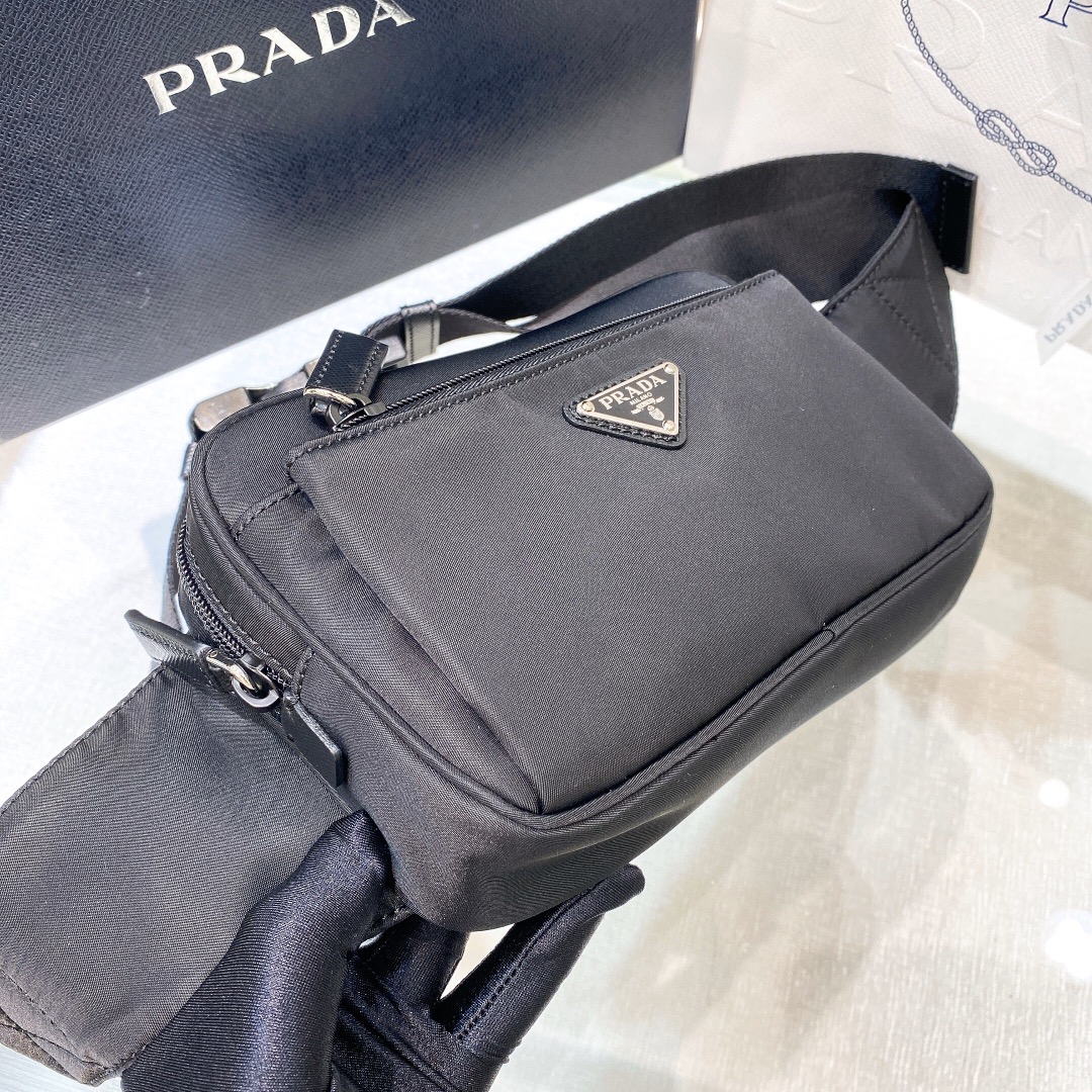 P440 PRADA ファニーパック 7291977輸入品パラシュートナイロン素材ポリッシュ仕上げスティール製金具ナイロン製ライニングシングルコンパートメントバックル付き調節可能なナイロンベルトと同素材のジップクロージャー内側にロゴプレート外側にエナメル加工を施したトライアングルロゴと外側にジップポケット5つクラシックでタイムレスな魅力を放つアイコニックなナイロン製ファニーパックZG12.5cm高さ21cm長さ4.5cm幅4...