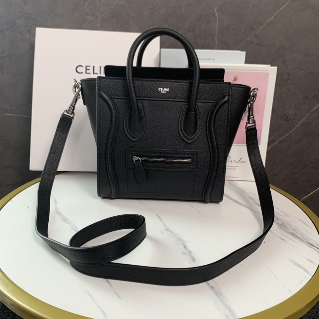 P1500 
CELINE nano笑脸包🔥  全新升级版❗️手工打造❗️精致细腻❗️首P数量有限❗️先下手为强❗️
型号:189243荔枝纹/黑色银扣 ❣️ 
尺寸：20-20-20💰(配原版包装)-高仿包包