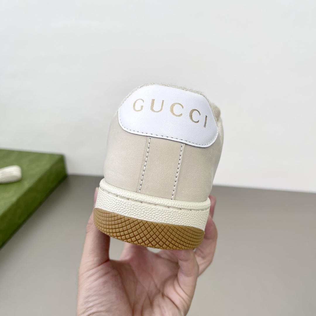 Gucci Screener sapatilhas com atacadores para mulher A coleção Creener é feita a partir de uma combinação de tecidos excepcionais inspirados em designs de coleccionadores e uma mistura subtil de peles marfim e fios leves GG dourados e prateados em azul e prateado. O nome desta coleção deriva da ação defensiva do desporto e é inspirado nas sapatilhas clássicas dos anos 70. Logótipo Gucci Cor do corpo em marfim com design em patchwork de malha azul Acentos em cinta vermelha e azul Enfeites em pele de vaca de cauda azul Detalhe da língua em bordado de cinta Forro em tecido atoalhado Palmilha almofadada em pele Sola de borracha original Embalada na caixa originalTamanhos: 35-36-37-38-39-40P720