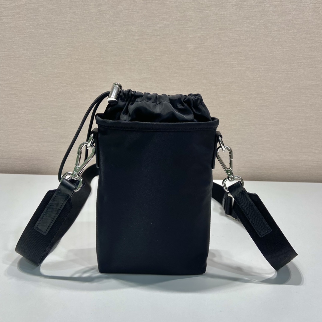 P600 Bolsa maletín para teléfono 2ZH155Esta bolsa para teléfono está fabricada con el innovador nylon reciclado Re-Nylon para un aspecto moderno y urbanoCorrea ajustable de nylon para el hombro y cierre de cordón para un aspecto chicLogotipo frontal y bolsillos delanteros para un aspecto fresco y eleganteLongitud 13 x Altura 18cm👏👏👏👏👏👏👏👏👏👏