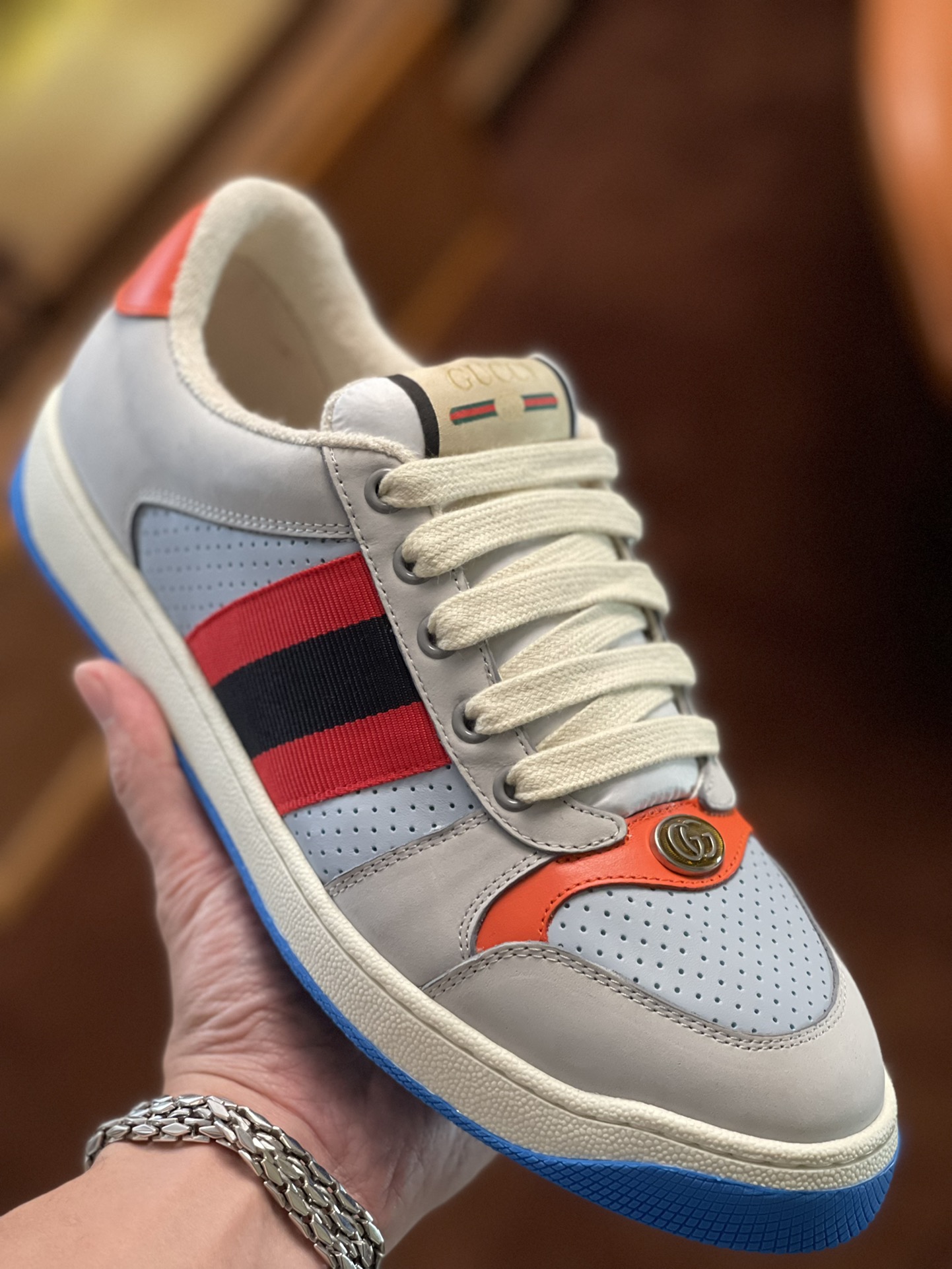 GUCCI Chaussures sales pour hommes et femmesTaille : femmes 35~41 hommes 38~45P760Inspiré par les baskets classiques des années 70, le trainer Screener porte le nom de l'action défensive du sport avec des sangles rayées sur le côté et des logos Gucci vintage. Le trainer est réalisé en toile GG avec des détails en cuir violet pour ajouter de la profondeur et de l'ampleur à la pièce avec des détails contrastés.