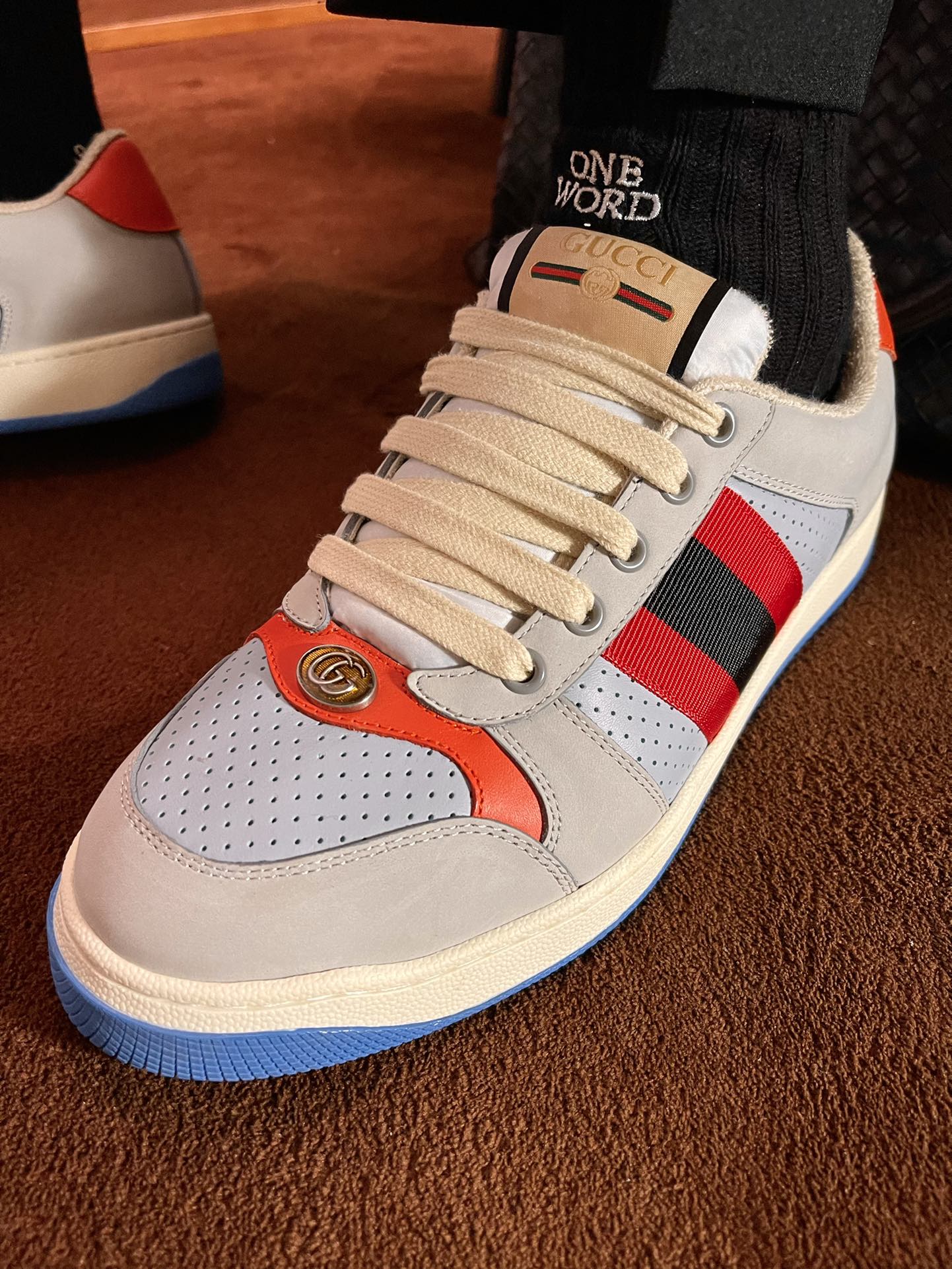 GUCCI Chaussures sales pour hommes et femmesTaille : femmes 35~41 hommes 38~45P760Inspiré par les baskets classiques des années 70, le trainer Screener porte le nom de l'action défensive du sport avec des sangles rayées sur le côté et des logos Gucci vintage. Le trainer est réalisé en toile GG avec des détails en cuir violet pour ajouter de la profondeur et de l'ampleur à la pièce avec des détails contrastés.