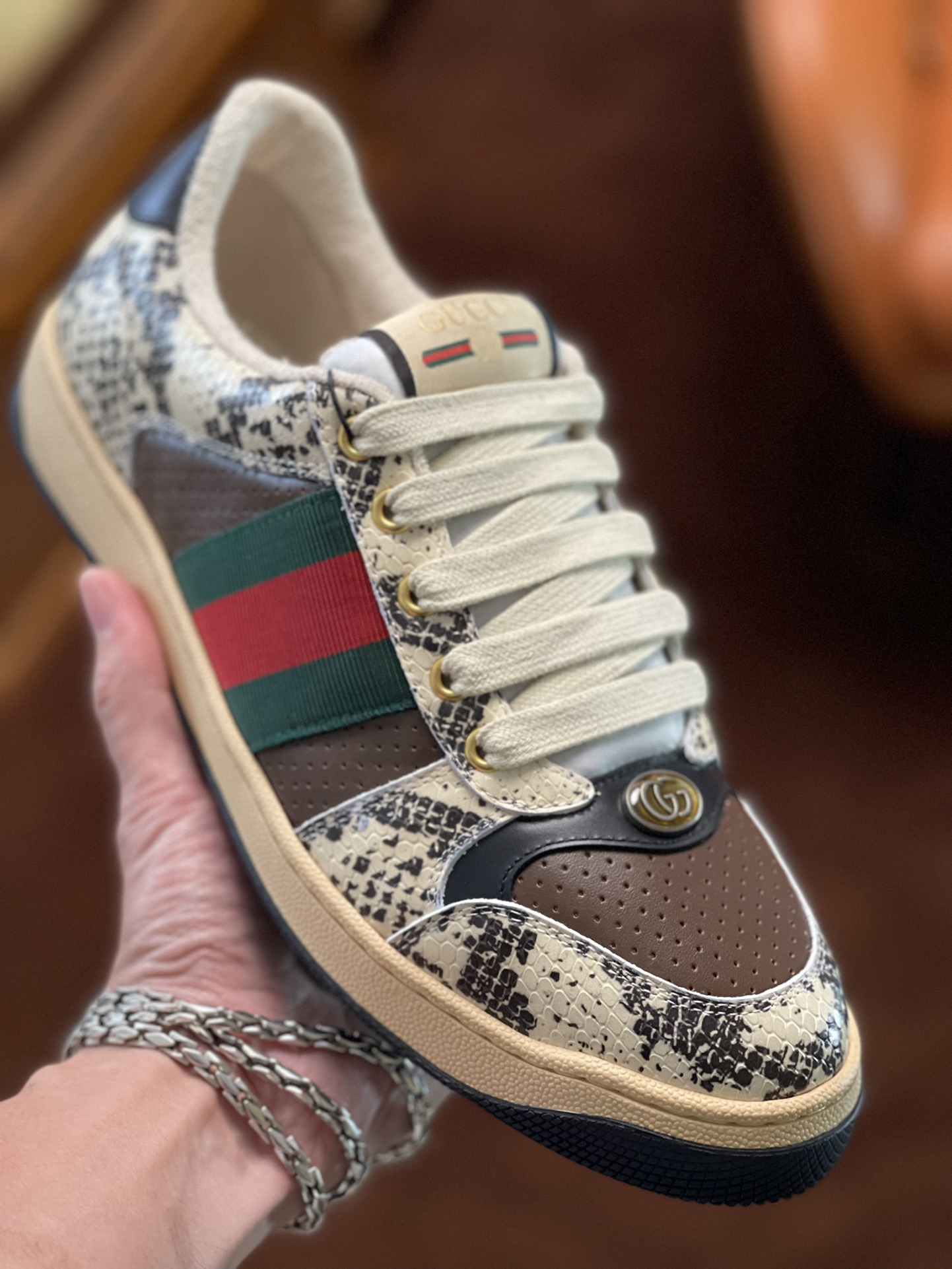 GUCCI Gucci Men's and Women's Dirty Shoes♞size: women 35~41 men 38~45P760Inspired by the classic sneaker of the 70's, the Screener sneaker is named after a defensive action in sports with striped webbing on the side and a vintage Gucci logo. The sneaker is made of GG canvas with purple leather detailing to add depth and fullness to the piece with contrasting detailing.