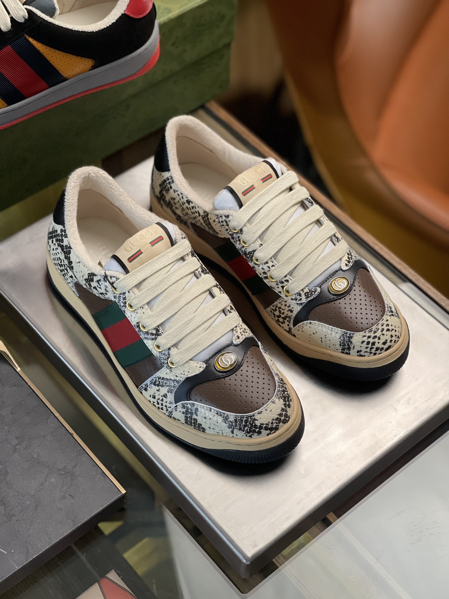 GUCCI Chaussures sales pour hommes et femmesTaille : femmes 35~41 hommes 38~45P760Inspiré par les baskets classiques des années 70, le trainer Screener porte le nom de l'action défensive du sport avec des sangles rayées sur le côté et des logos Gucci vintage. Le trainer est réalisé en toile GG avec des détails en cuir violet pour ajouter de la profondeur et de l'ampleur à la pièce avec des détails contrastés.