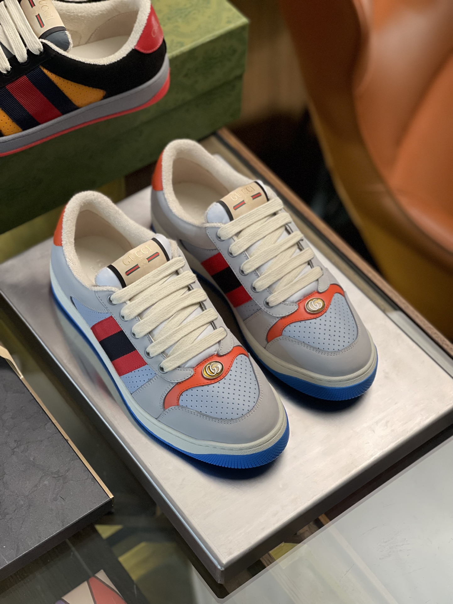 GUCCI Chaussures sales pour hommes et femmesTaille : femmes 35~41 hommes 38~45P760Inspiré par les baskets classiques des années 70, le trainer Screener porte le nom de l'action défensive du sport avec des sangles rayées sur le côté et des logos Gucci vintage. Le trainer est réalisé en toile GG avec des détails en cuir violet pour ajouter de la profondeur et de l'ampleur à la pièce avec des détails contrastés.