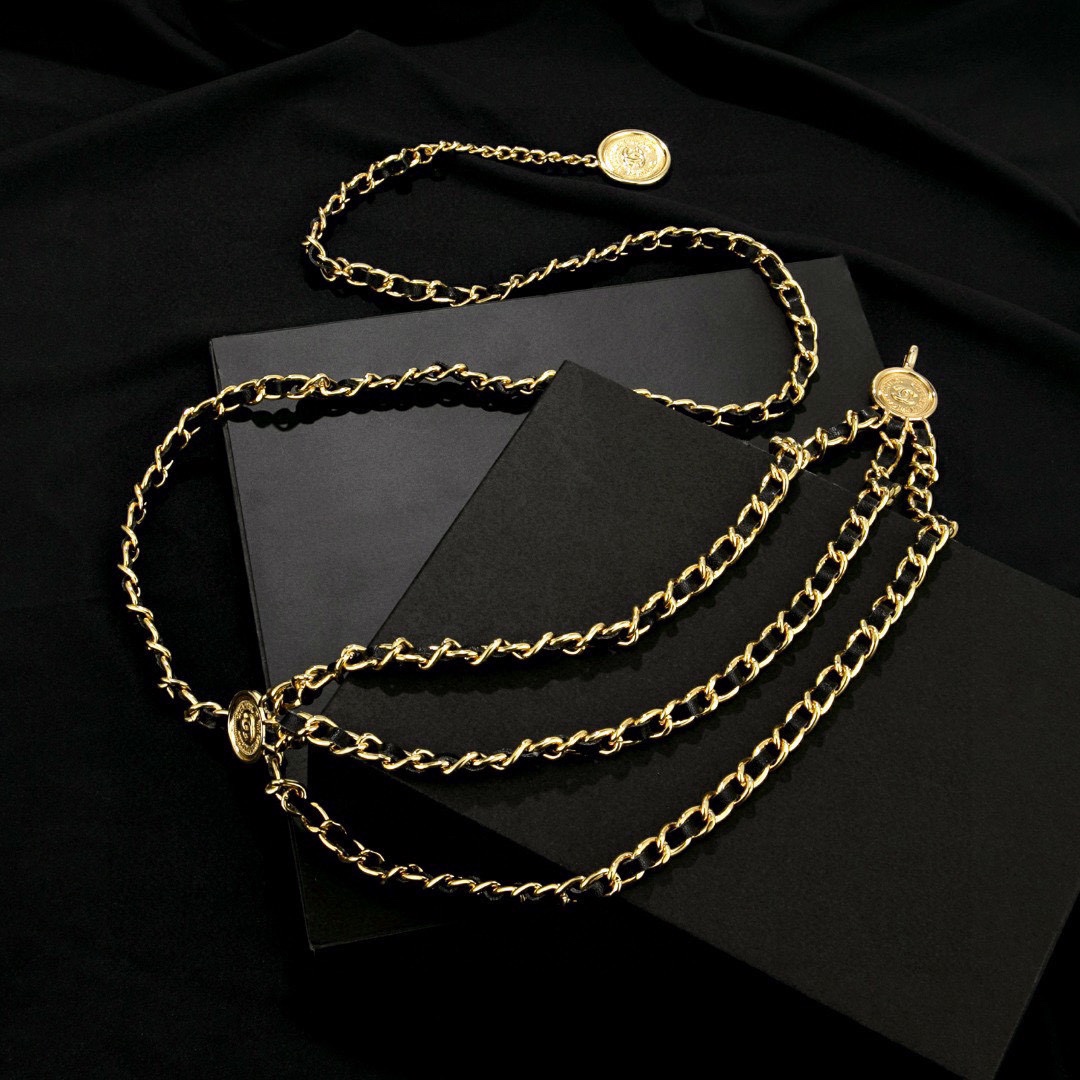 P190 Chanel Belt Belt in Leather and Pearls Heavy Handmade Ch@nel Chain Letter Black Leather Belt ChainChain splicing design is full of sense. Fashionable and natural Fine texture, exquisite and versatile Exclusive craftsmanship is not ordinary people can imitate! The effect on the body is awesome 👍