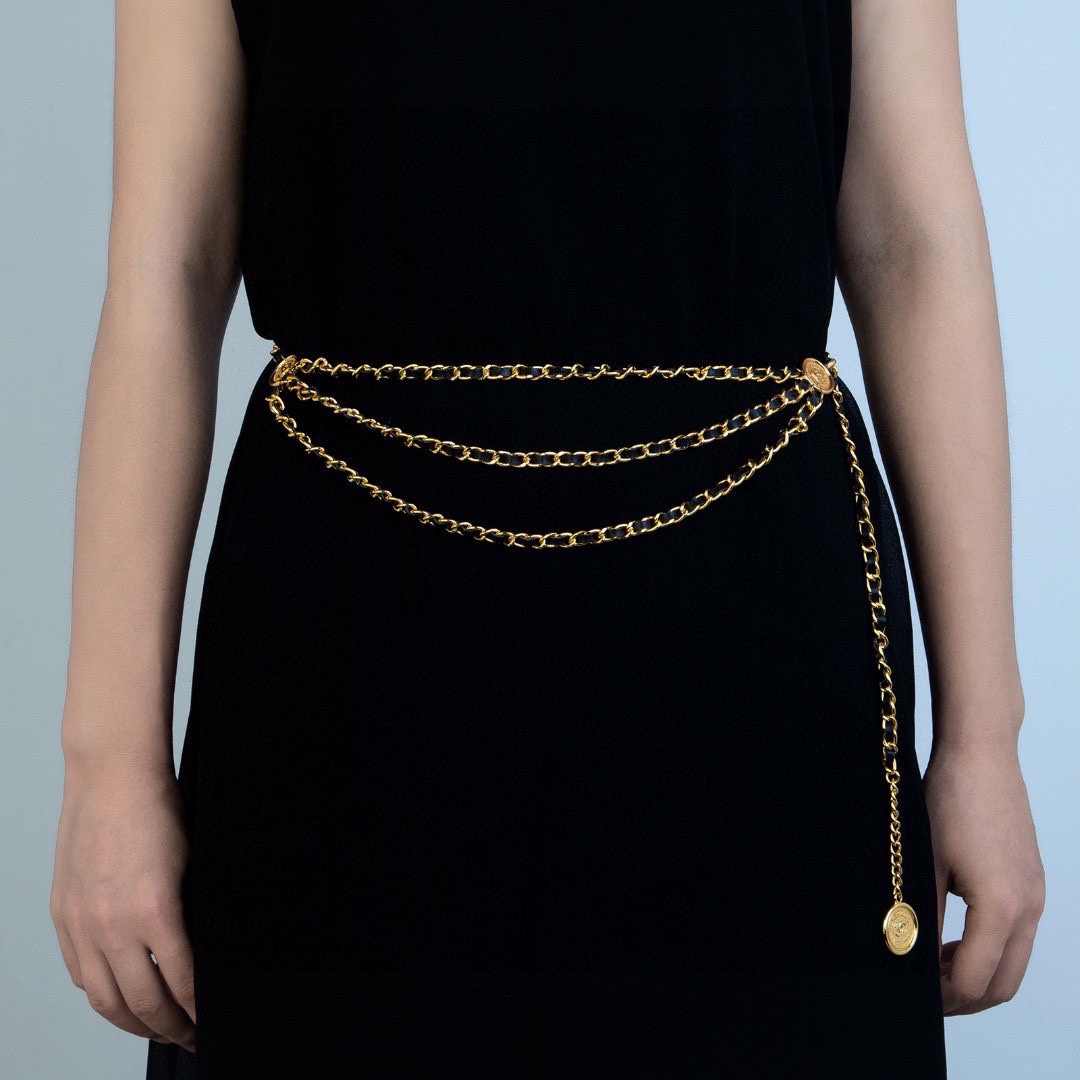 P190 Chanel Belt Belt in Leather and Pearls Heavy Handmade Ch@nel Chain Letter Black Leather Belt ChainChain splicing design is full of sense. Fashionable and natural Fine texture, exquisite and versatile Exclusive craftsmanship is not ordinary people can imitate! The effect on the body is awesome 👍