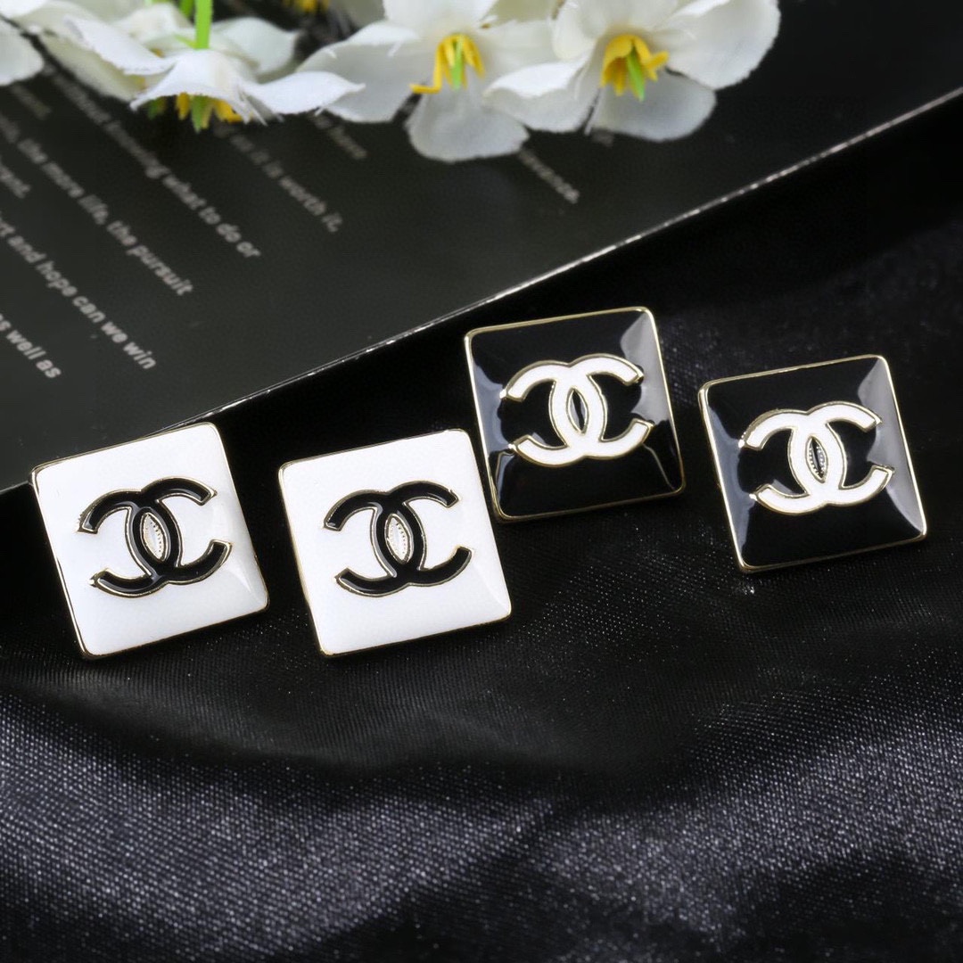 P80 CHANEL boucles d'oreilles ✨ chaque détail de la fabrication est très fine cette conception est très belle cette section est vraiment super belle super féerique exquise Miss must have !