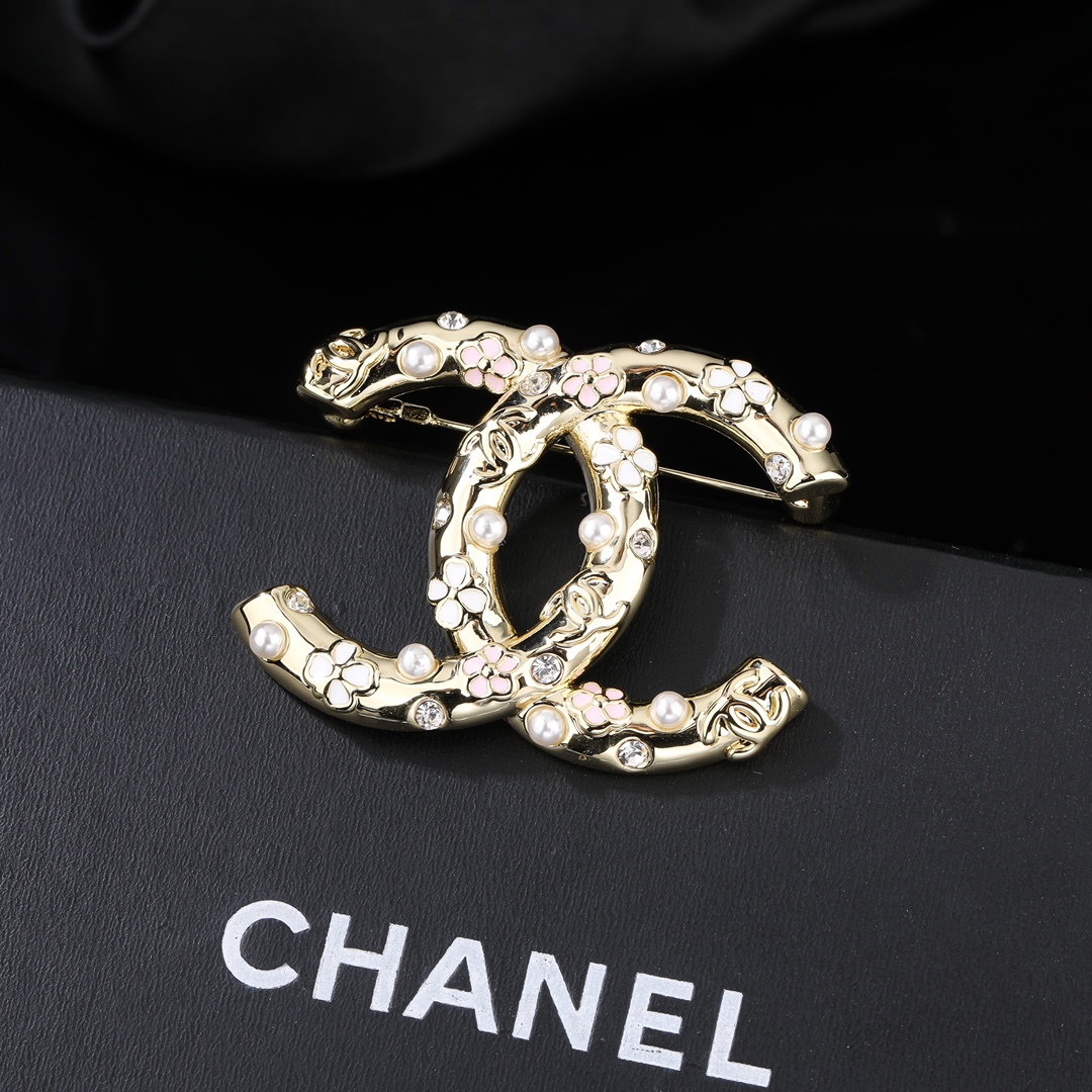 P90 Chanel Chanel broche duplo C ✨ cada detalhe é um acabamento muito fino este design é muito bonito esta seção é realmente super bonita super fada requintada Miss deve ter!