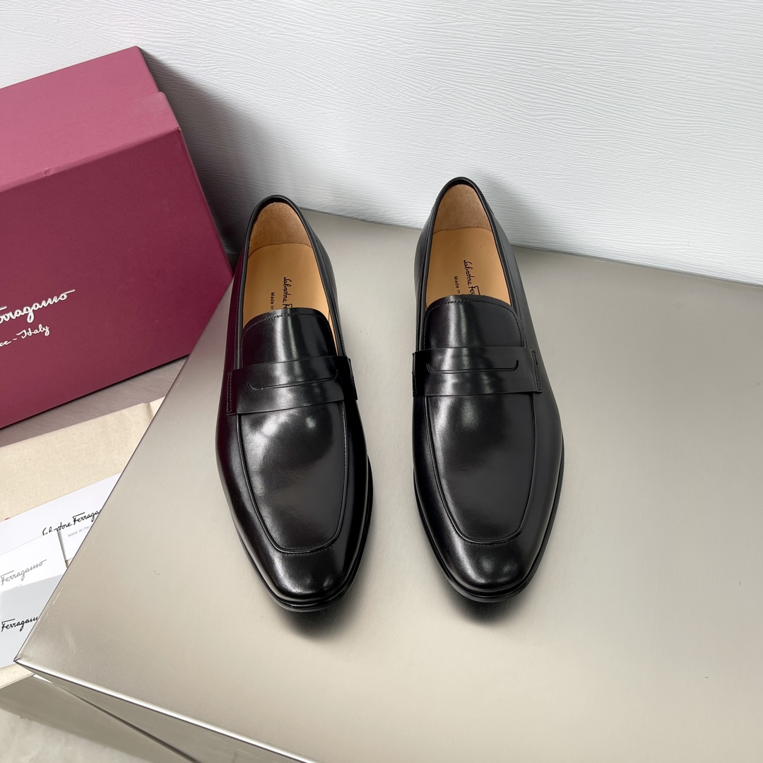 フェラガモ/Ferragamoハンドメイドブティックメンズ革靴独占チャネルブティック秒！インポートされたイタリアの革エンブリオタイヤ牛革アッパー この染色カーフレザーの内側の力 ファインレザー 光沢と半透明 一般的な市場の革から遠いしわになりにくいテクスチャ グッドイヤーハンドメイドコールド糊付けプロセス テーパードシェイプを持つ古典的な靴の現代的な解釈とこのペニーローファーシューズ シンプルでシャープなライン 細かい技量 フルモダンスタイル 半光沢効果を作成するための処理後の柔らかい革 レザーラバー複合アウトソール 快適で滑りにくい 各詳細は精巧に作られています 比較のすべてのフォームをサポートするために、元のパッケージのフルセットが、袋は靴に商品を理解するために商品の利点を実行しますオリジナル包装のフルセット 比較や検査のすべてのフォームをサポートしますが、それは払い戻しが保証されています ランニングモデル 商品を理解するために有利な商品 サイズ：38-39-40-41-42-43-44P1360-ハイ模倣工場