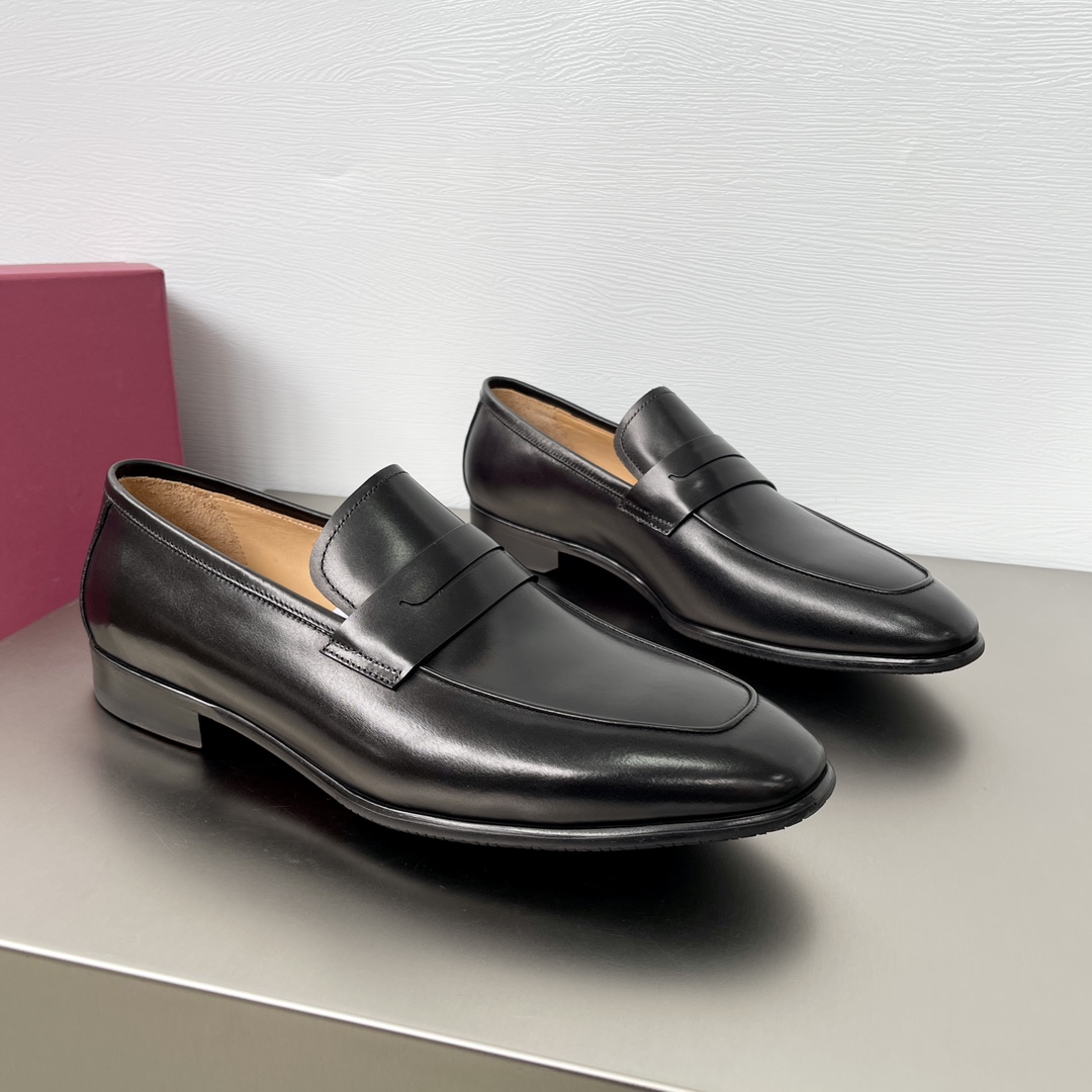 フェラガモ/Ferragamoハンドメイドブティックメンズ革靴独占チャネルブティック秒！インポートされたイタリアの革エンブリオタイヤ牛革アッパー この染色カーフレザーの内側の力 ファインレザー 光沢と半透明 一般的な市場の革から遠いしわになりにくいテクスチャ グッドイヤーハンドメイドコールド糊付けプロセス テーパードシェイプを持つ古典的な靴の現代的な解釈とこのペニーローファーシューズ シンプルでシャープなライン 細かい技量 フルモダンスタイル 半光沢効果を作成するための処理後の柔らかい革 レザーラバー複合アウトソール 快適で滑りにくい 各詳細は精巧に作られています 比較のすべてのフォームをサポートするために、元のパッケージのフルセットが、袋は靴に商品を理解するために商品の利点を実行しますオリジナル包装のフルセット 比較や検査のすべてのフォームをサポートしますが、それは払い戻しが保証されています ランニングモデル 商品を理解するために有利な商品 サイズ：38-39-40-41-42-43-44P1360-ハイ模倣工場