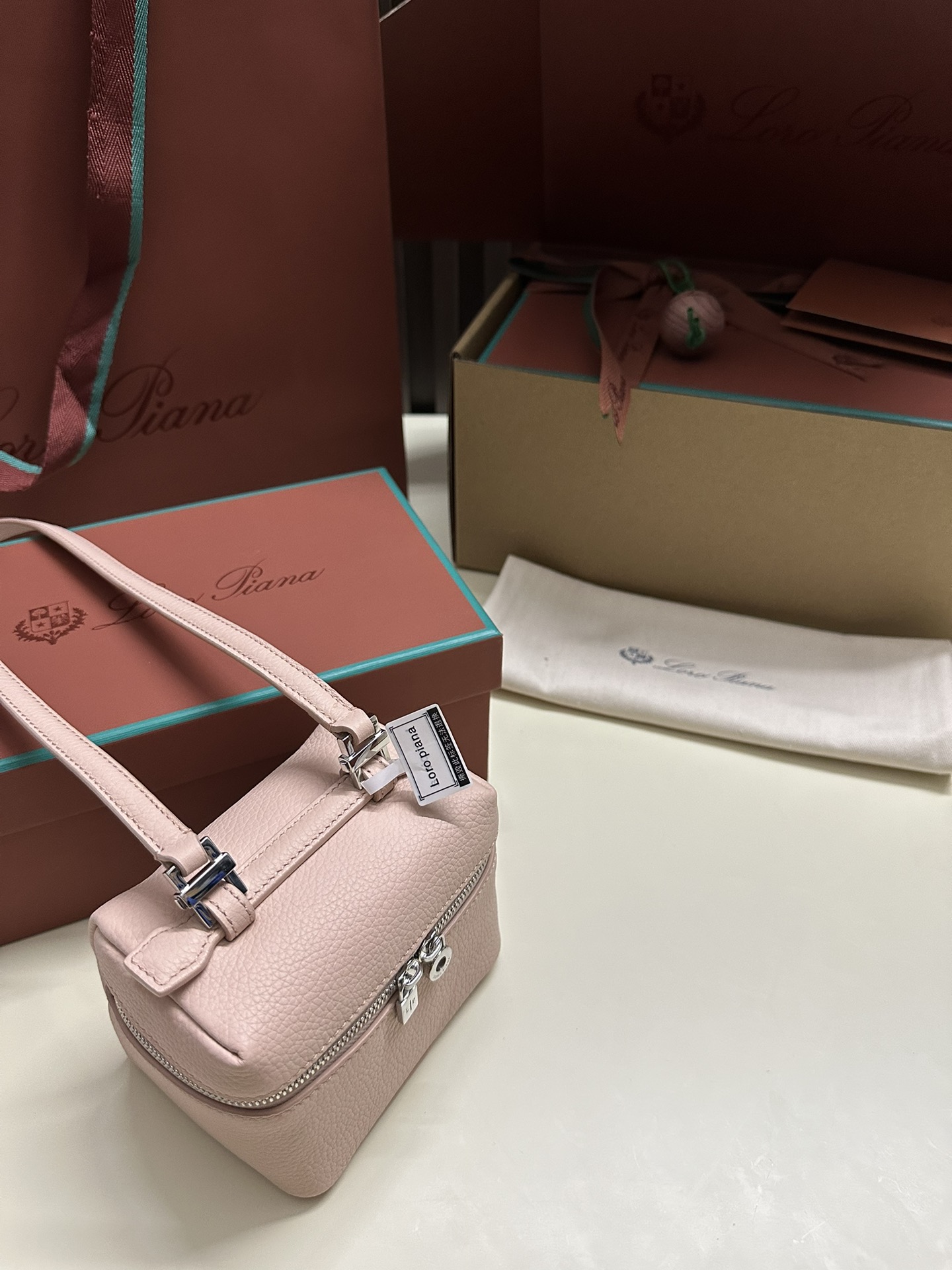 Bolsa para batom com bolso extra L11.5 Nº do artigo: FAM1534 Cor: Rosa mármore Esta icónica bolsa quadrada em pele de vitelo exibe a sua personalidade única com o granulado natural da pele. A combinação de uma alça de ombro amovível e de uma abertura larga permite mudar facilmente de estilo e é bastante adequada como mala pequena para personalização em viagem. Tamanho: comprimento 11,5 ✖️ largura 9 ✖️ altura 9CM tamanho para medição manual, se houver um ligeiro erro, por favor, compreenda Pega em pele Pingente My Charms com fecho de correr duplo Material do corpo: pele de vaca original Forro: pele de carneiro genuína Material das ferragens: aço inoxidável - alta imitação de fábrica