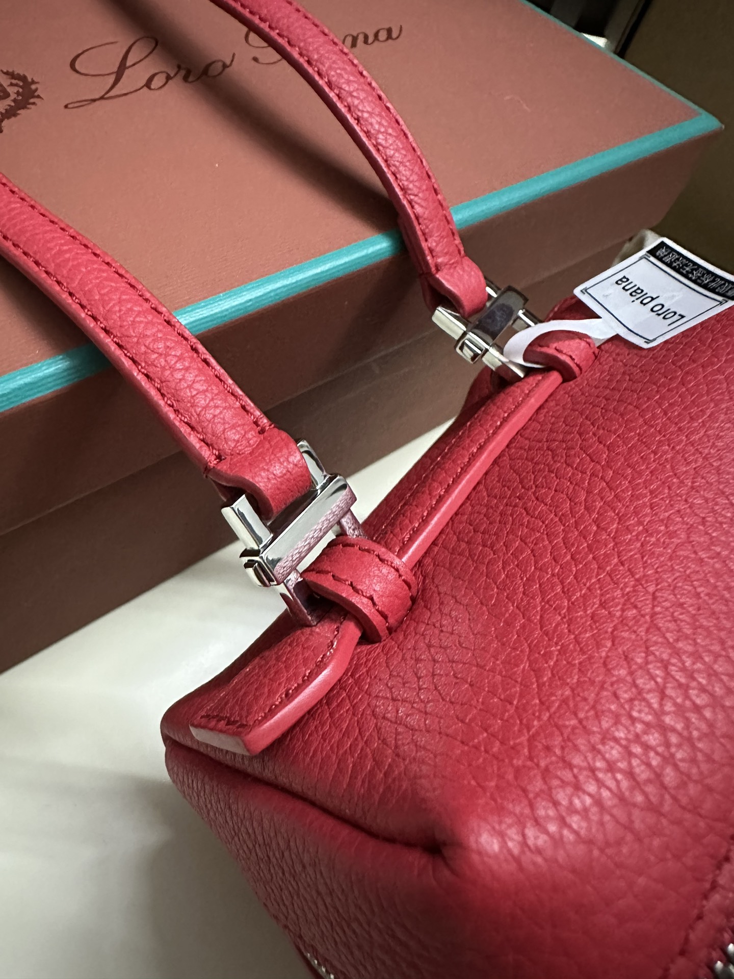 💰1040Bolso de bolsillo extra L11.5 Lipstick Nº de artículo: FAM1534 Color: Rojo fuego Este icónico bolso cuadrado de piel de becerro muestra su personalidad única con el granulado natural de la piel. La combinación de una correa de hombro desmontable y una amplia abertura permite cambiar fácilmente de estilo y es muy adecuado como bolso pequeño para personalizarlo sobre la marcha. Tamaño: largo 11.5✖️ ancho 9✖️ alto 9CM El tamaño se mide a mano, si hay un ligero error, por favor, comprenda Asa de cuero Encanto My Charms con cierre de cremallera doble Material del cuerpo: piel de vacuno original Forro interior: auténtica piel de oveja Material de los herrajes: acero inoxidable - alta imitación de fábrica