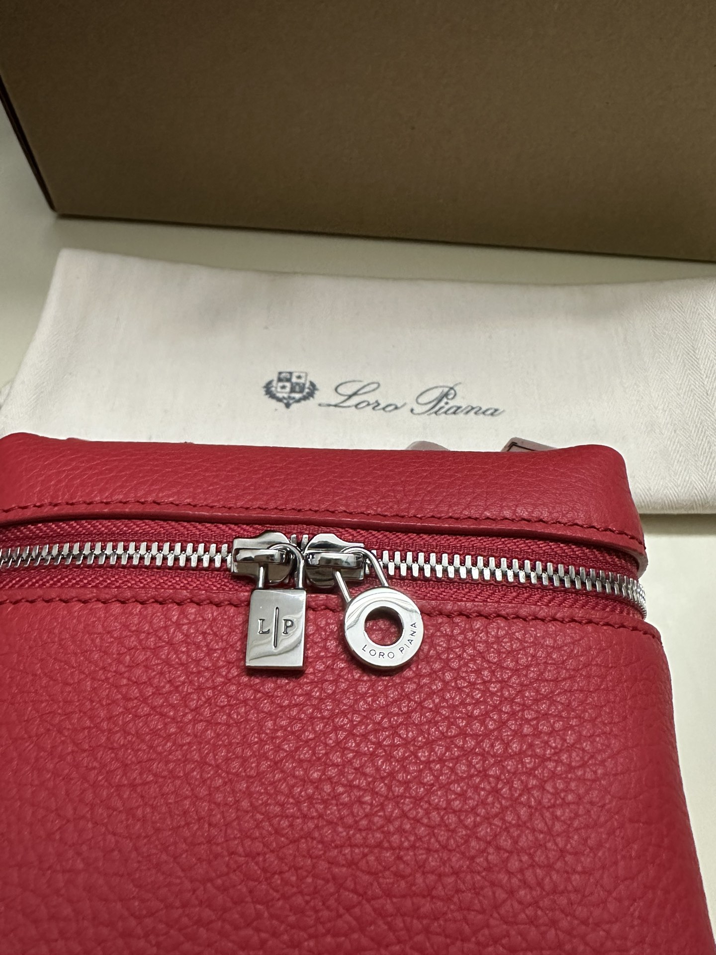 💰1040Bolso de bolsillo extra L11.5 Lipstick Nº de artículo: FAM1534 Color: Rojo fuego Este icónico bolso cuadrado de piel de becerro muestra su personalidad única con el granulado natural de la piel. La combinación de una correa de hombro desmontable y una amplia abertura permite cambiar fácilmente de estilo y es muy adecuado como bolso pequeño para personalizarlo sobre la marcha. Tamaño: largo 11.5✖️ ancho 9✖️ alto 9CM El tamaño se mide a mano, si hay un ligero error, por favor, comprenda Asa de cuero Encanto My Charms con cierre de cremallera doble Material del cuerpo: piel de vacuno original Forro interior: auténtica piel de oveja Material de los herrajes: acero inoxidable - alta imitación de fábrica