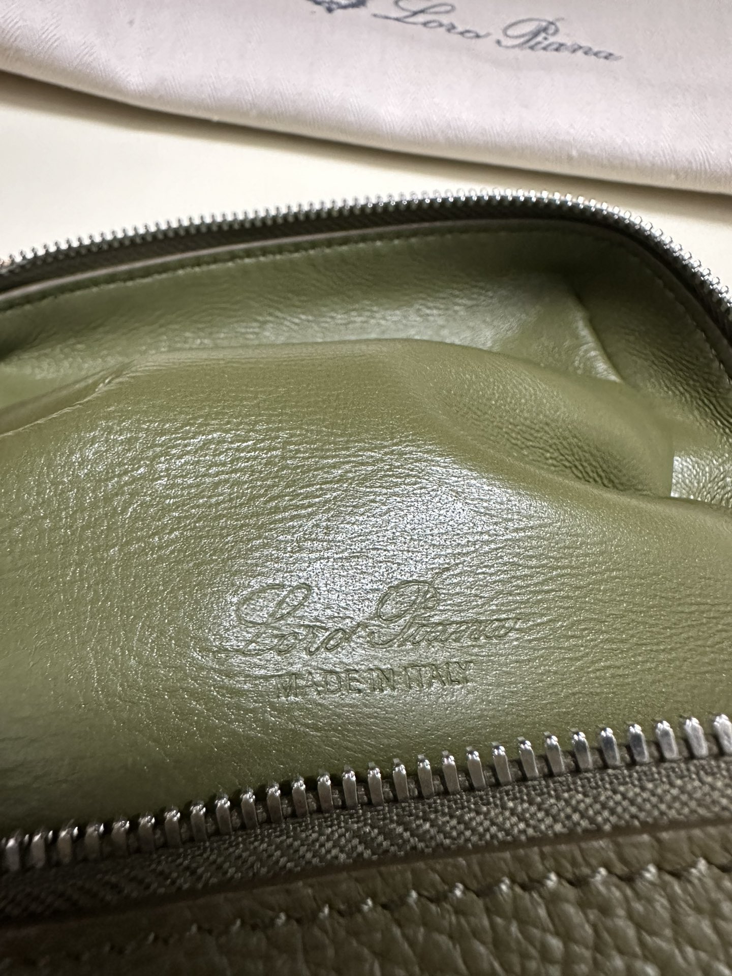 💰1040Bolso de bolsillo extra L11.5 Número de artículo: FAM1534 Color: Verde oliva Este icónico bolso cuadrado de piel de becerro muestra su personalidad única con el granulado natural de la piel. La combinación de una correa de hombro desmontable y una amplia abertura permite cambiar fácilmente de estilo y es muy adecuado como bolso personalizado para llevar a todas partes. Tamaño: longitud 11.5 ✖️ anchura 9 ✖️ altura 9CM Tamaño para la medición manual, si hay un pequeño error, por favor, comprenda Asa de cuero Mi encanto con cierre de cremallera doble Material del cuerpo: Piel de vaca original Forro Forro: Piel de oveja genuina Material del hardware: Acero inoxidable - Alta fábrica de imitación