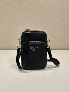 P480 Bolsa para teléfono 2ZT024👏Esta bolsa para teléfono está fabricada con el innovador nylon reciclado Re-Nylon para un aspecto moderno y urbanoCorrea ajustable de nylon para el hombro y cierre de cordón para un aspecto chicLogotipo frontal y bolsa frontal para un aspecto fresco y eleganteLongitud 11xAltura 17xFondo 4,5cm👏👏👏👏👏👏👏👏👏👏👏